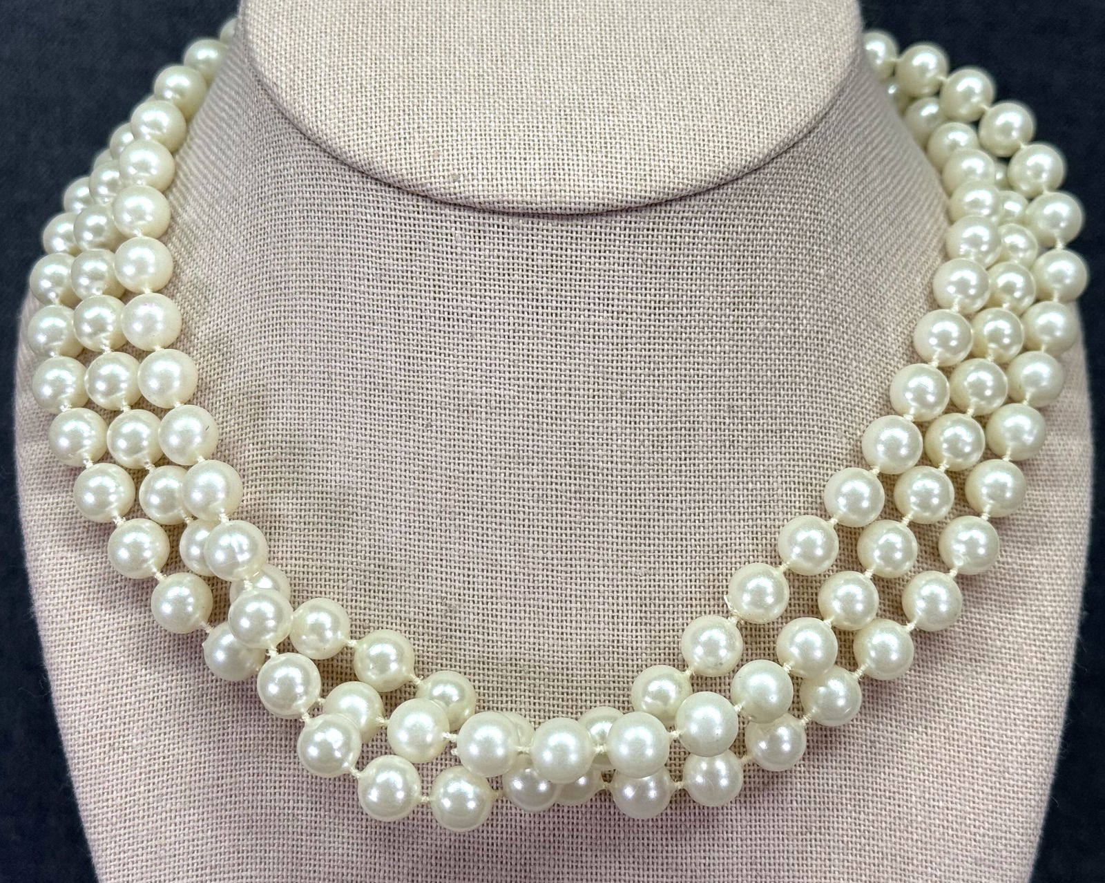Vintage flapper style pearly thermoplastic necklace: IN HOUSE FLAT SHIPPING & HANDLING COST WITHIN ALL THE U.S. : 7 To bypass LiveShipping, and use our In-House shipping service for 7 or shipping combined for multiple lots, plase select “Arrange Your