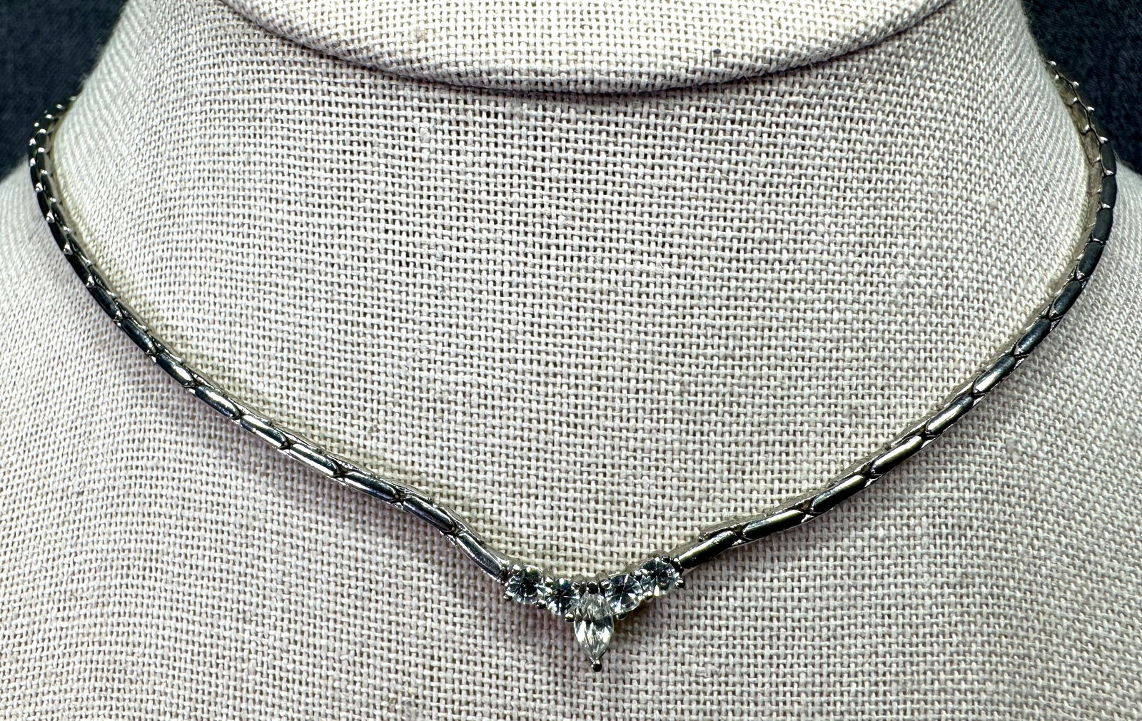 Vintage clear crystals silver-toned metal snake chain collar necklace: Vintage clear crystals silver-toned metal snake chain collar necklace. Unmarked. For measures please refer to the pictures taken with a measuring tape. Weight: 13 Grams. IN HOUSE FLAT SHIPPING & HANDL
