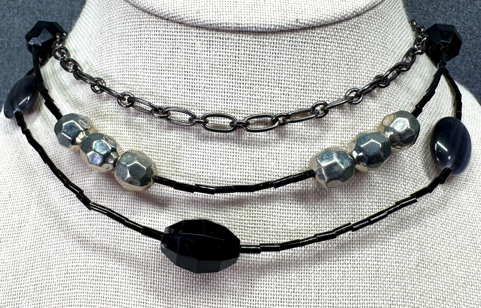 Vintage assorted glass & plastic beads black chain collar necklace: Vintage assorted glass & plastic beads black chain collar necklace. Unmarked. For measures please refer to the pictures taken with a measuring tape. Weight: 28 Grams. IN HOUSE FLAT SHIPPING & HANDLING