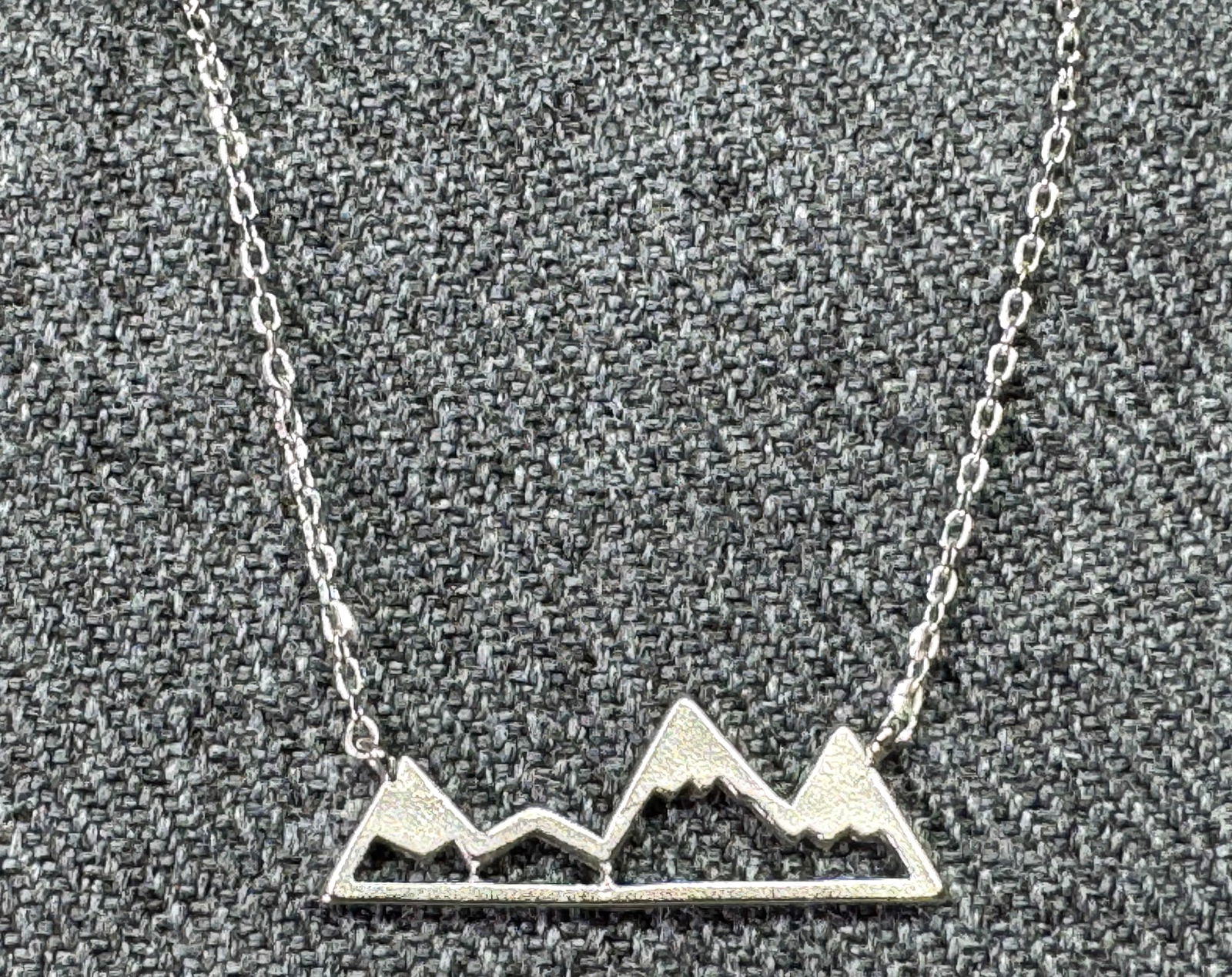 Vintage mountains medallion silver-toned chain collar necklace: Vintage clear CZ silver-toned pendant snake chain collar necklace. Unmarked. For measures please refer to the pictures taken with a measuring tape. Weight: 2 Grams. IN HOUSE FLAT SHIPPING & HANDLING C