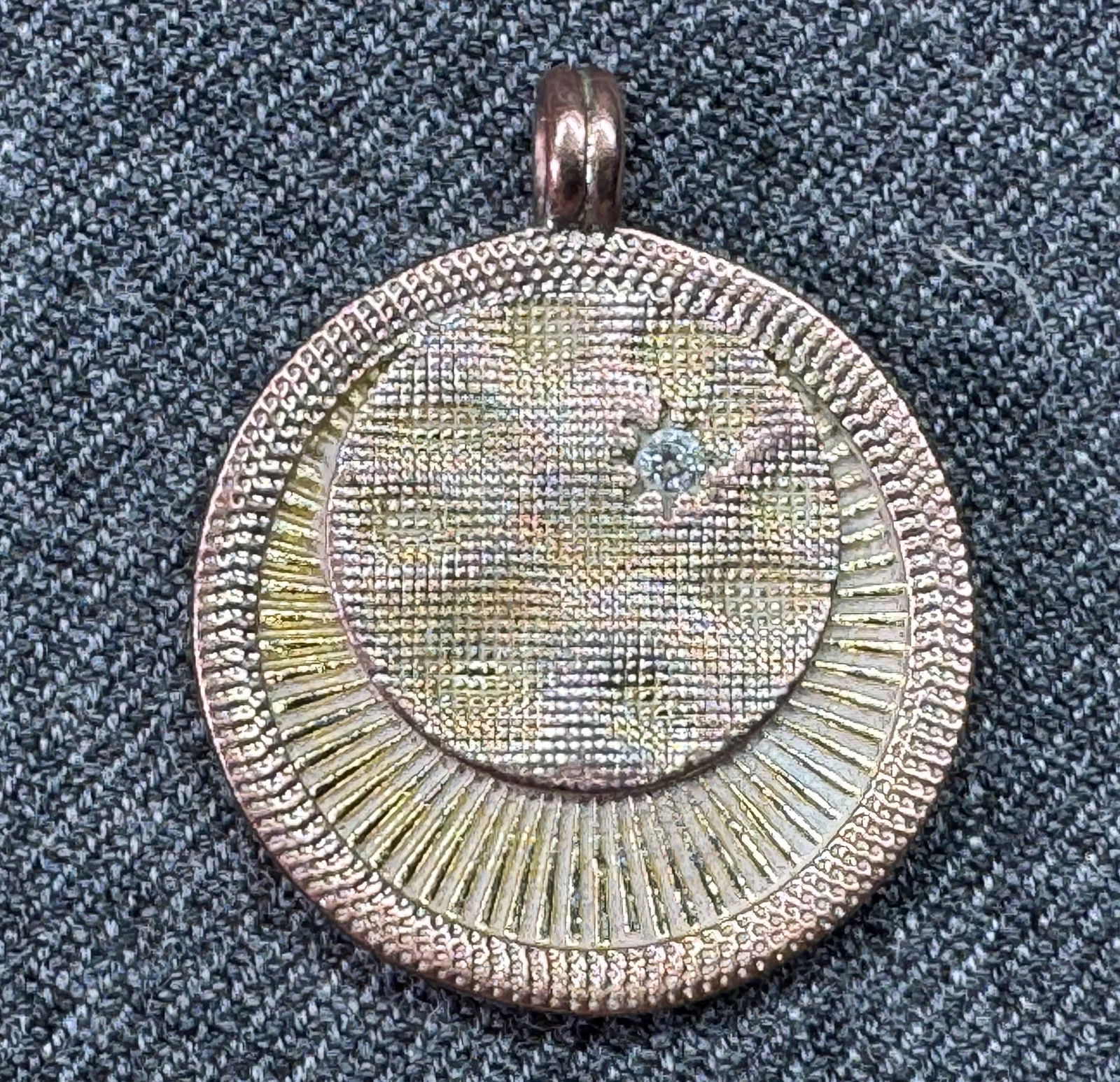 Vintage crystal star gold-toned pendant fob: Vintage crystal star gold-toned pendant fob. Unmarked. For measures please refer to the pictures taken with a measuring tape. Weight: 6 Grams. IN HOUSE FLAT SHIPPING & HANDLING COST WITHIN ALL THE U.S