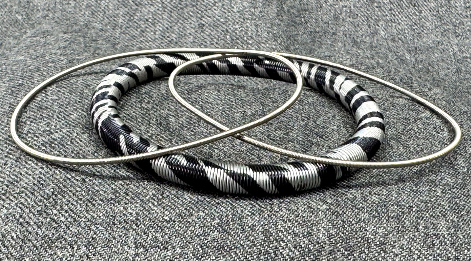 Vintage silver & widest with black striped guitar string bracelets: Vintage silver-toned metal links chain bracelet. Unmarked. For measures please refer to the pictures taken with a measuring tape. Weight: 10 Grams. IN HOUSE FLAT SHIPPING & HANDLING COST WITHIN ALL TH