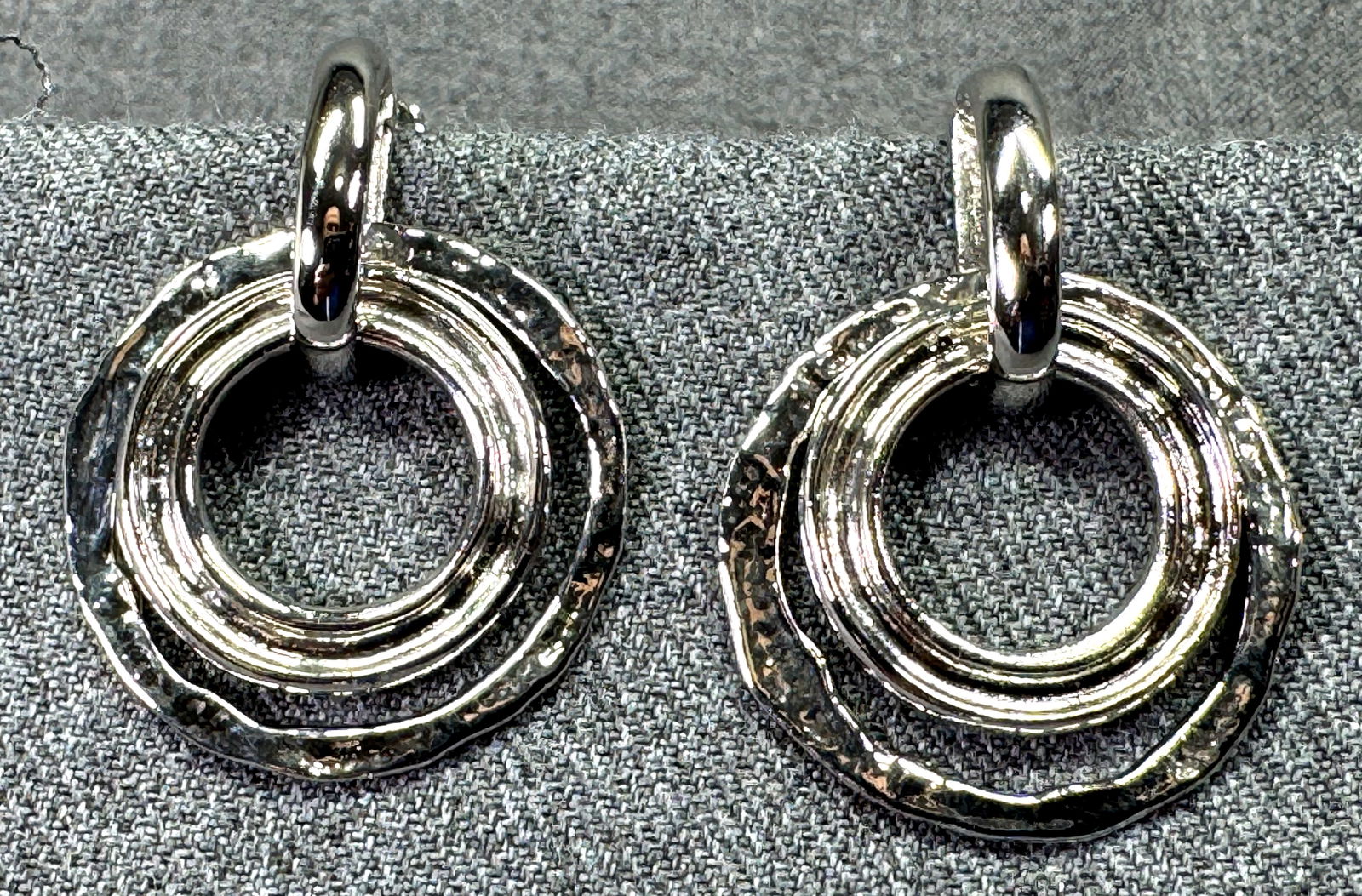 Vintage boho textured hoop silver-toned clip earrings: Vintage boho textured hoop silver-toned clip earrings. Unmarked . For measures please refer to the pictures taken with a measuring tape. Weight: 31 Grams. IN HOUSE FLAT SHIPPING & HANDLING COST WITHIN