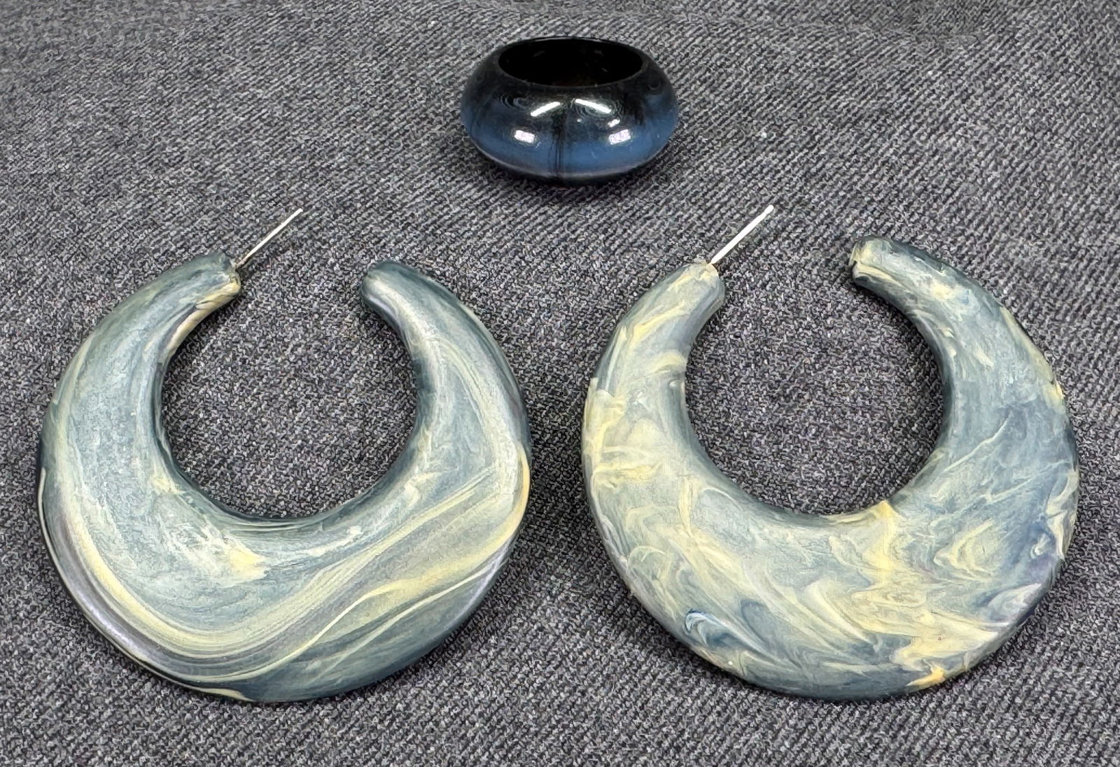 Vintage marbled bluish plastic stud earrings & ring: Vintage marbled bluish plastic stud earrings & ring. Unmarked . For measures please refer to the pictures taken with a measuring tape. Weight: 15 Grams. IN HOUSE FLAT SHIPPING & HANDLING COST WITHIN A