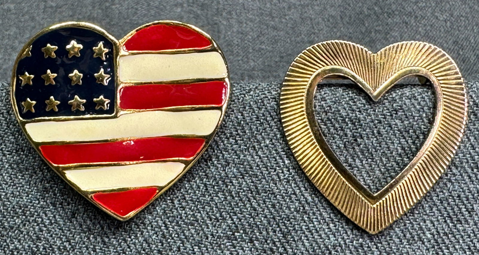 Vintage gold-toned stripped and enamel American flag heart brooch pin: IN HOUSE FLAT SHIPPING & HANDLING COST WITHIN ALL THE U.S. : 7 To bypass LiveShipping, and use our In-House shipping service for 7 or shipping combined for multiple lots, plase select “Arrange Your