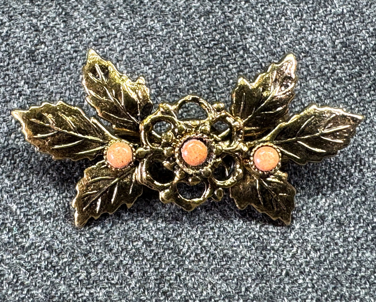 Vintage similar coral beads flower & leaves pin brooch: IN HOUSE FLAT SHIPPING & HANDLING COST WITHIN ALL THE U.S. : 7 To bypass LiveShipping, and use our In-House shipping service for 7 or shipping combined for multiple lots, please select “Arrange Your