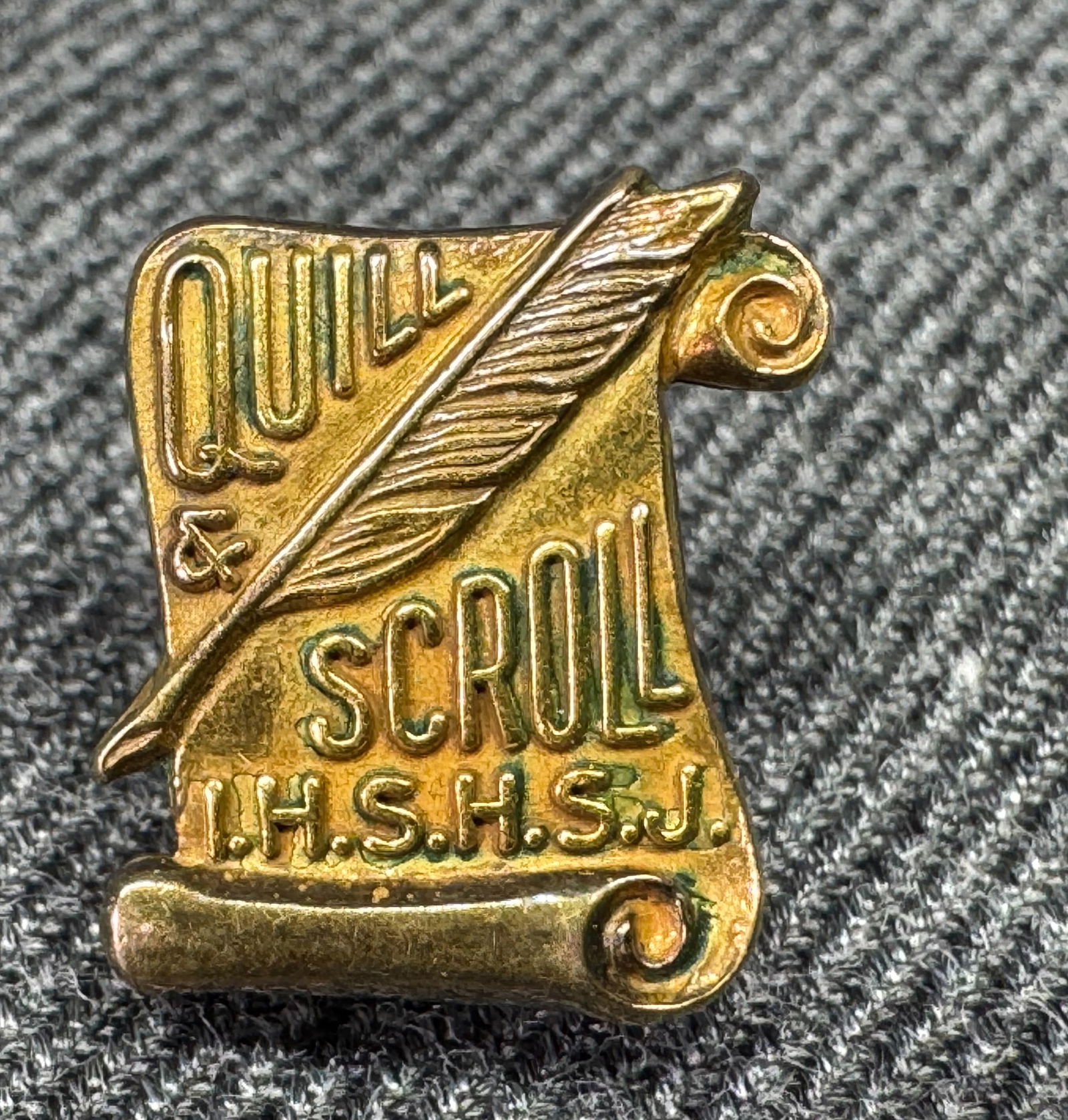 Vintage 1940's Quill & Scroll Honor Society High School Journalism Lapel Pin: IN HOUSE FLAT SHIPPING & HANDLING COST WITHIN ALL THE U.S. : $7 To bypass LiveShipping, and use our In-House shipping service for $7 or shipping combined for multiple lots, please select “Arrange Yo