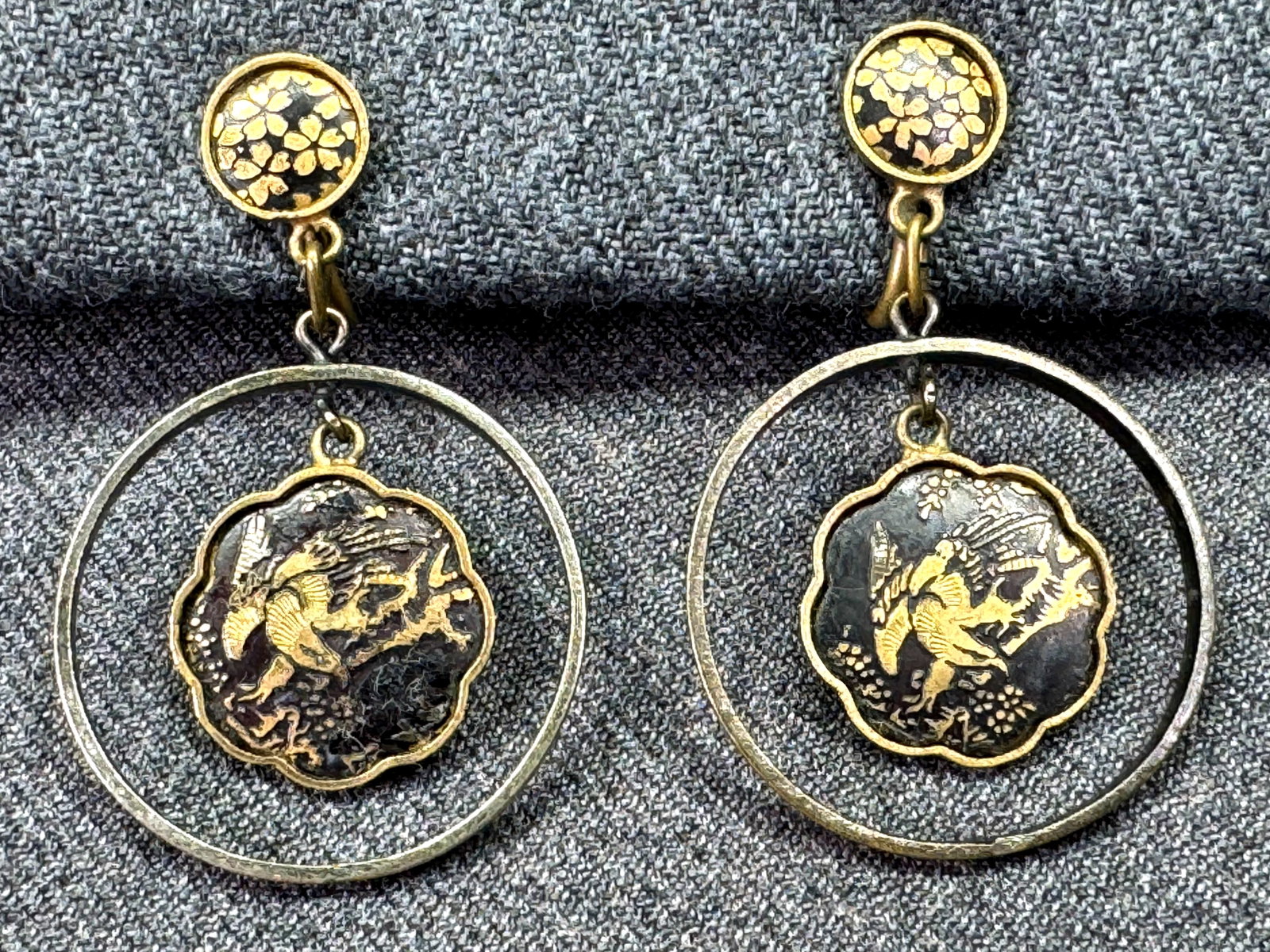 Vintage Japanese Shakudo Damascene Dragon Dangle Screwback Earrings: Vintage Japanese Shakudo Damascene Dragon Dangle Screwback Earrings. Marked Japan. For measures please refer to the pictures taken with a measuring tape. Weight: 7 Grams. IN HOUSE FLAT SHIPPING & HAND