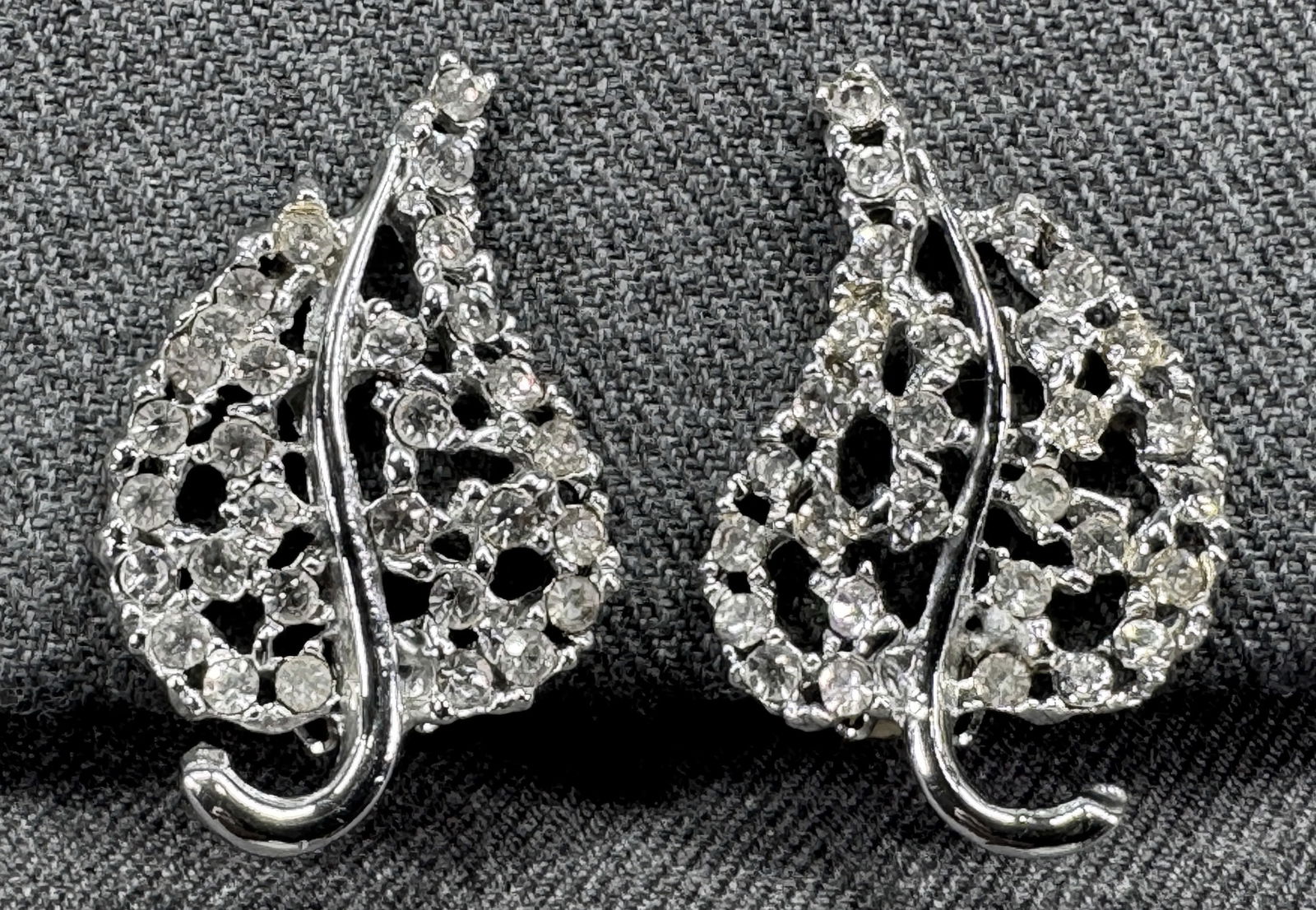 Vintage Dodds clear crystals silver-toned leaf clip earrings: Vintage Dodds clear crystals silver-toned leaf clip earrings. Marked. For measures please refer to the pictures taken with a measuring tape. Weight:15 Grams. IN HOUSE FLAT SHIPPING & HANDLING COST WIT