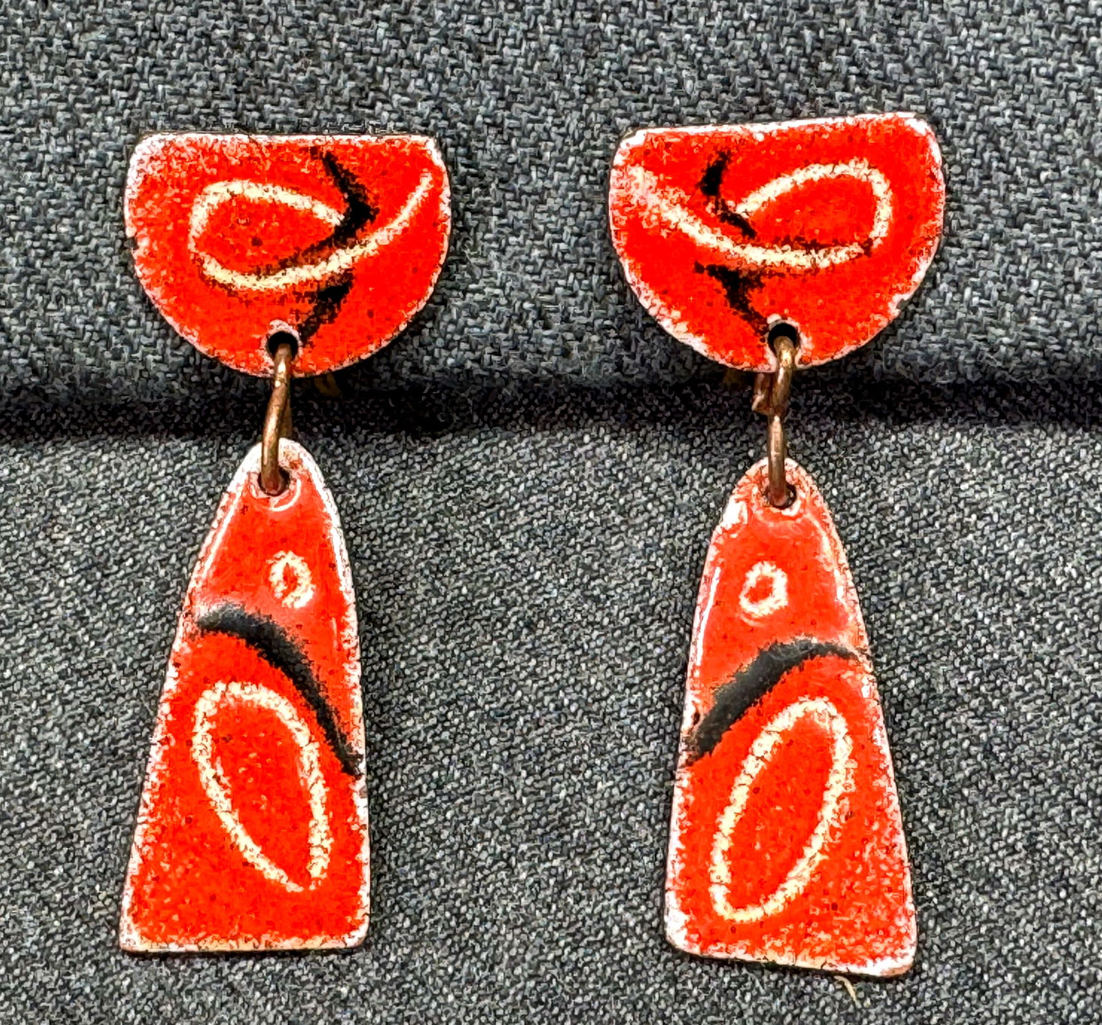 Vintage MCM Robert & Audrey Engstrom enamel copper screw back earrings 1ANT: IN HOUSE FLAT SHIPPING & HANDLING COST WITHIN ALL THE U.S. : 7 To bypass LiveShipping, and use our In-House shipping service for 7 or shipping combined for multiple lots, please select “Arrange Your