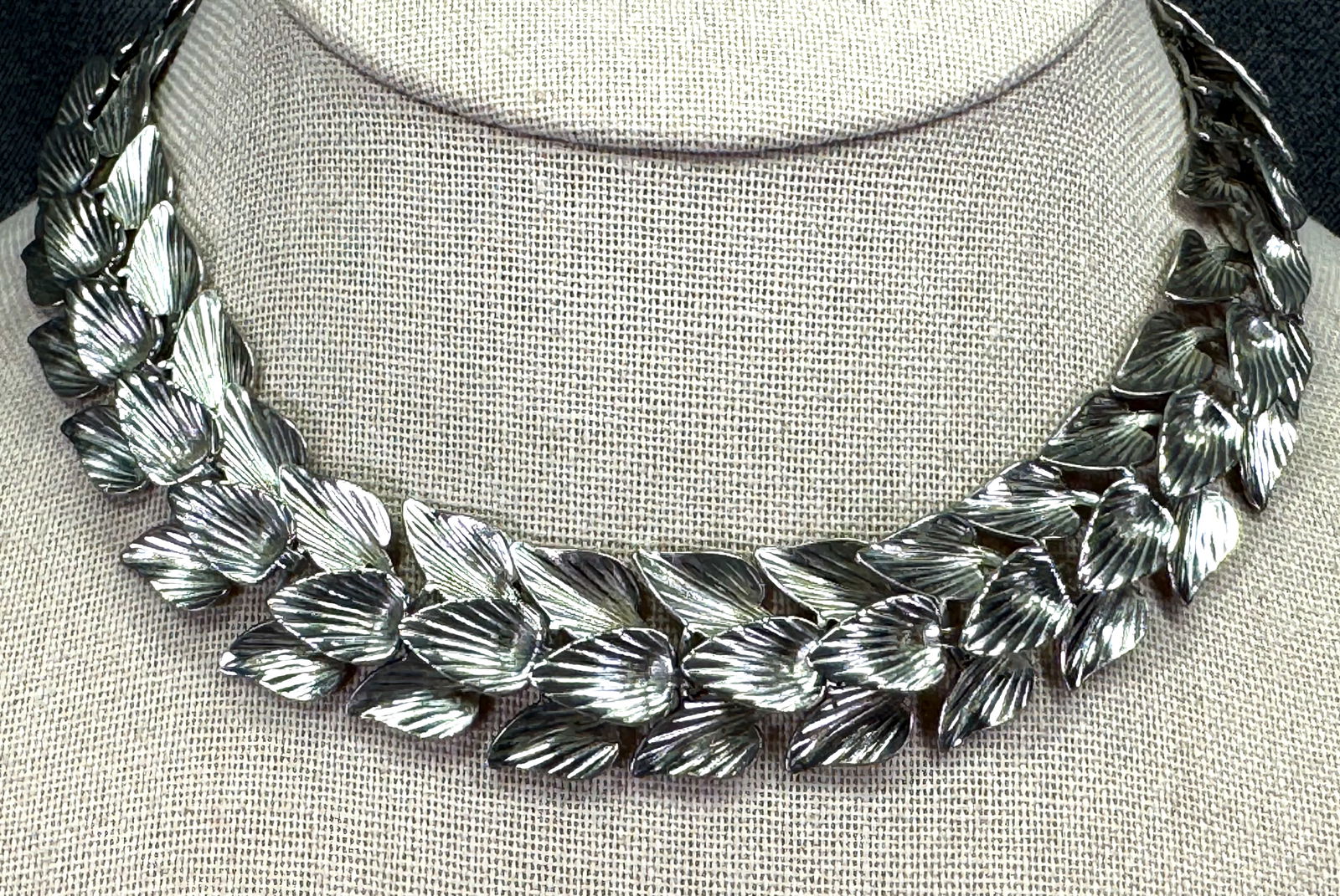 Vintage textured leaves articulated link silver-toned choker necklace: Vintage textured leaves articulated link silver-toned choker necklace. Unmarked. For measures please refer to the pictures taken with a measuring tape. Weight: 36 Grams. IN HOUSE FLAT SHIPPING & HANDL