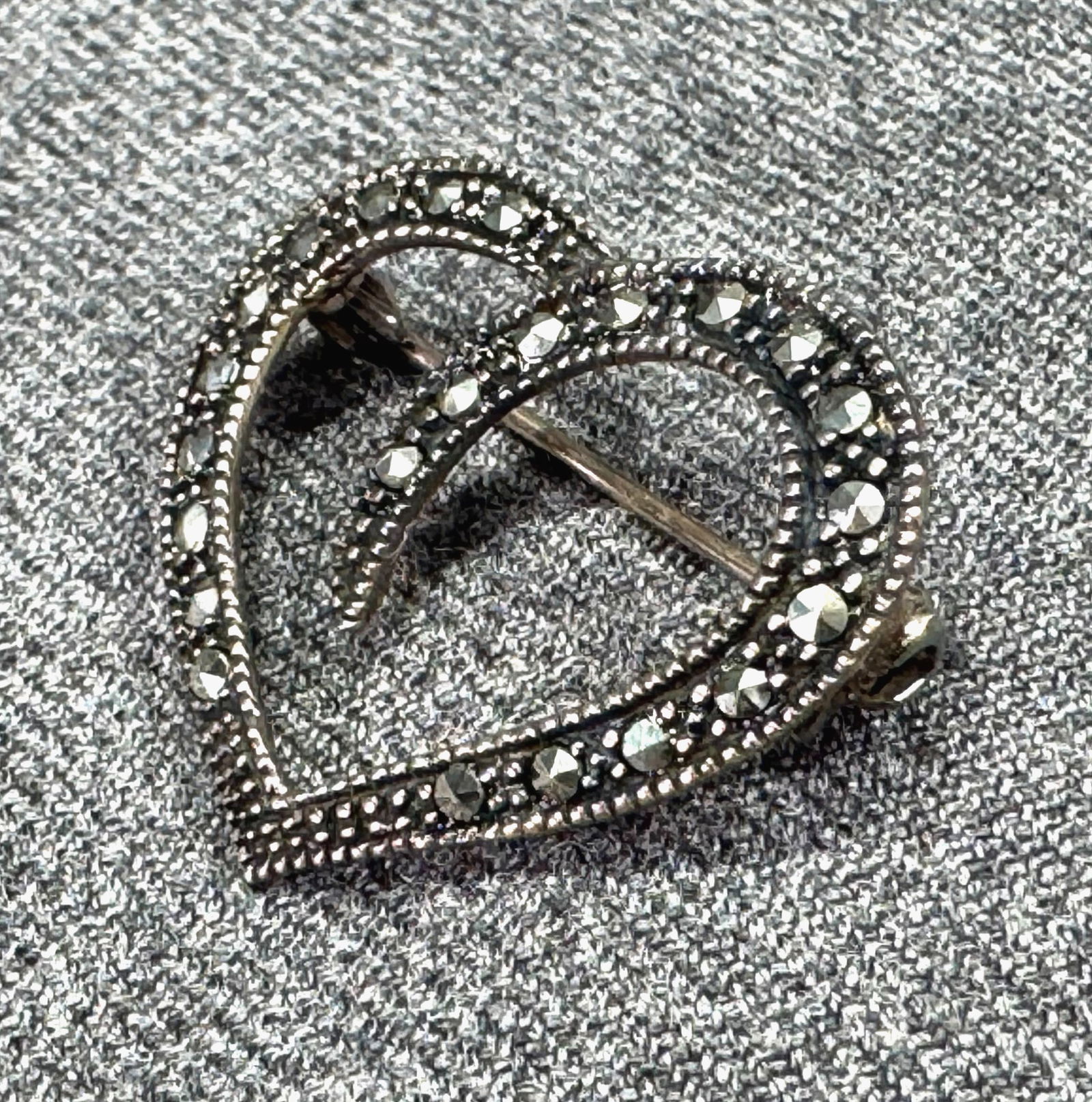 Art deco style marcasites sterling silver heart pin brooch 1ACT: IN HOUSE FLAT SHIPPING & HANDLING COST WITHIN ALL THE U.S. : 7 To bypass LiveShipping, and use our In-House shipping service for 7 or shipping combined for multiple lots, please select “Arrange Your