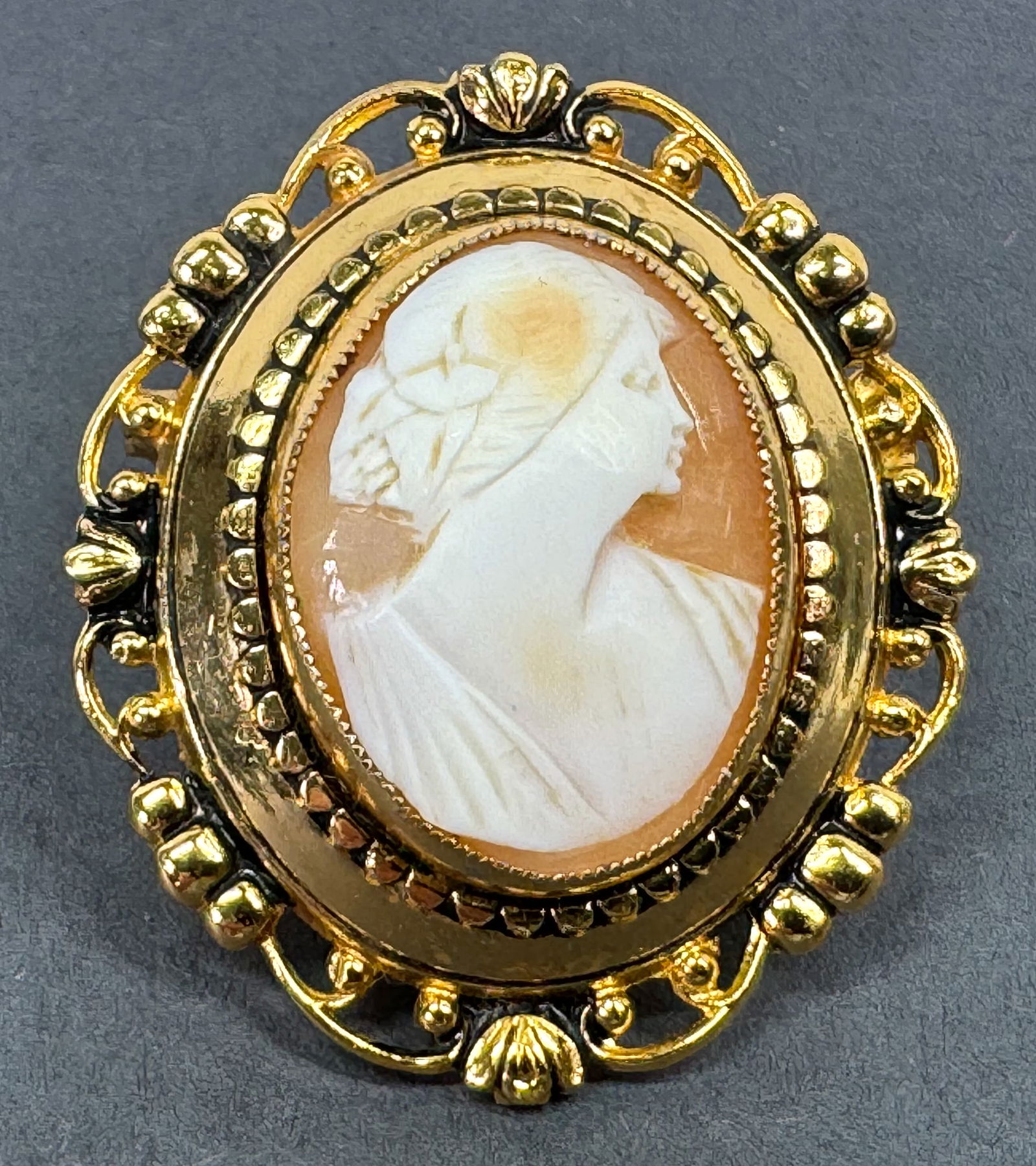 Vintage right facing woman carved shell cameo goldtone setting pin brooch 1AET (1 of 5)