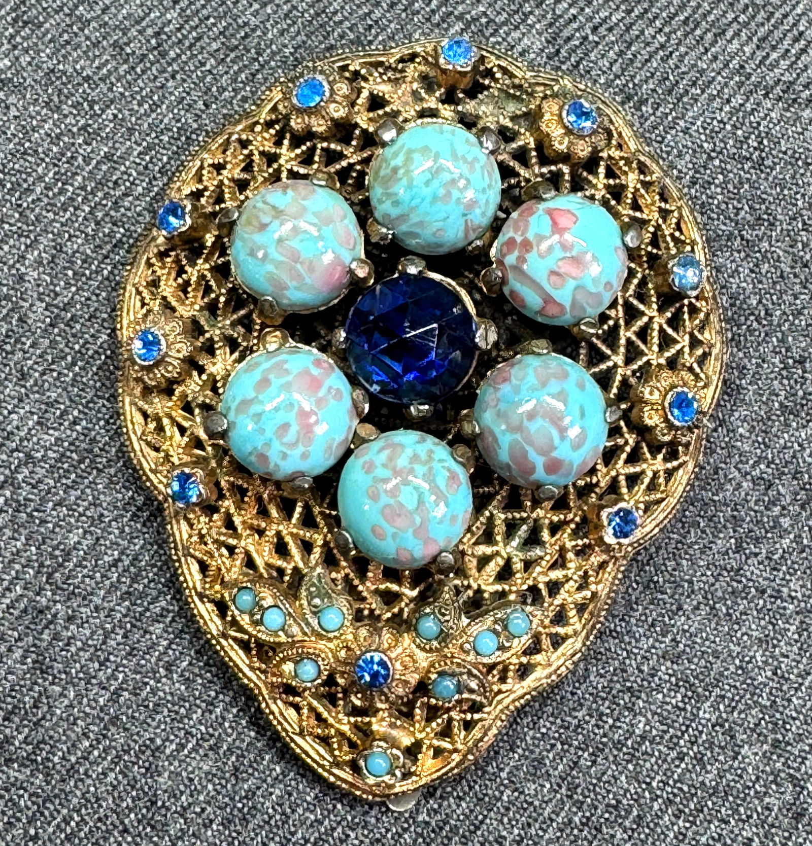 Antique Czech Neiger glass & crystals filigree brooch clip: Antique Czech Neiger glass & crystals filigree gold-toned brooch clip. Unmarked. For measures please refer to the pictures taken with a measuring tape. Weight: 24 Grams IN HOUSE FLAT SHIPPING & HANDLI