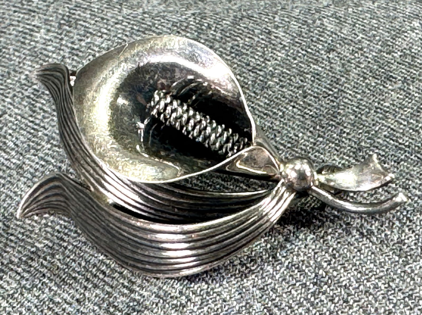 Vintage Modernist N.E. From Denmark Sterling Silver 925 Cala Lily Brooch Pin: IN HOUSE FLAT SHIPPING & HANDLING COST WITHIN ALL THE U.S. : 7 To bypass LiveShipping, and use our In-House shipping service for 7 or shipping combined for multiple lots, please select “Arrange Your