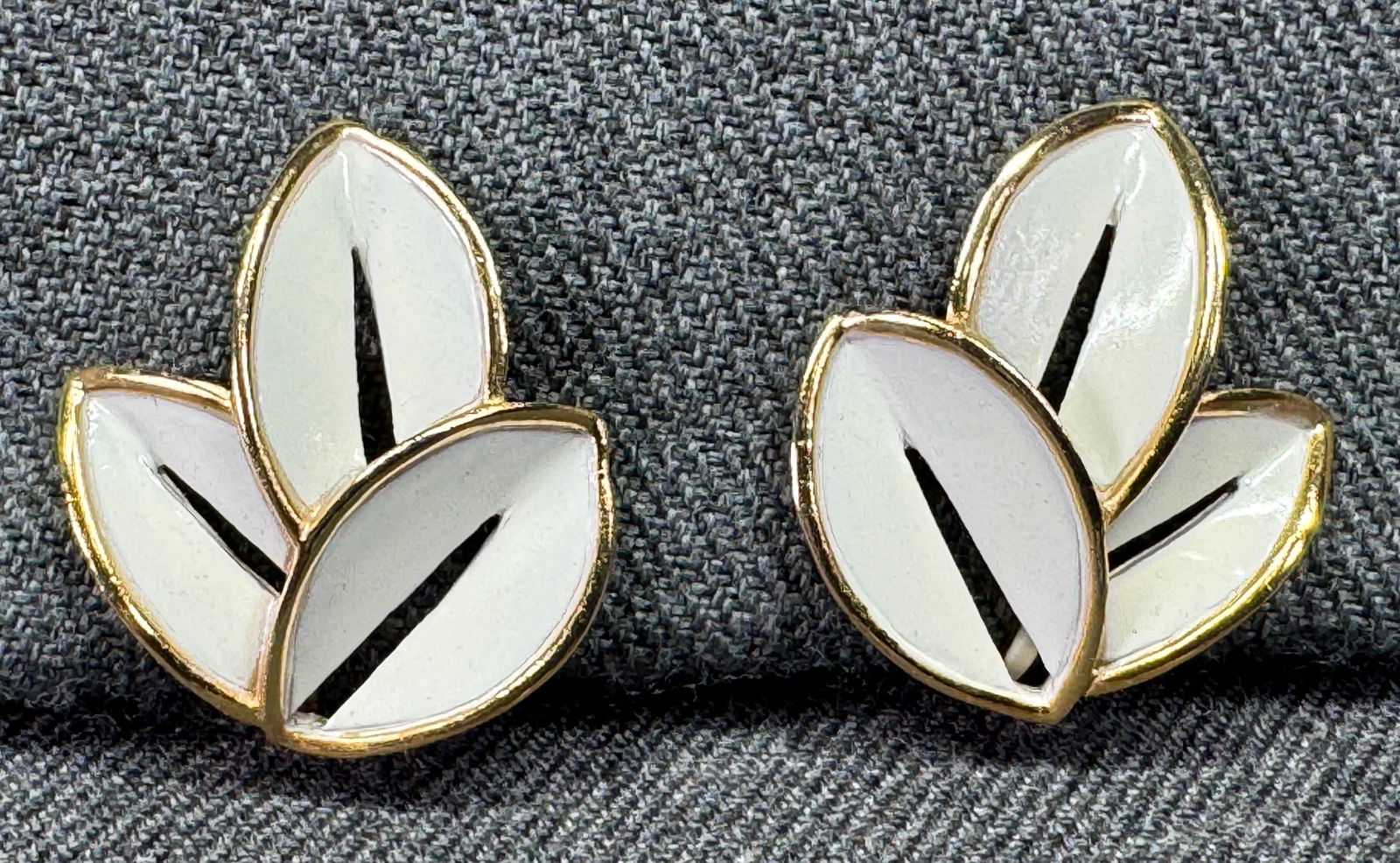 Vintage Crown Trifari white enamel gold-toned leaves clip earrings: IN HOUSE FLAT SHIPPING & HANDLING COST WITHIN ALL THE U.S. : 7 To bypass LiveShipping, and use our In-House shipping service for 7 or shipping combined for multiple lots, please select “Arrange Your