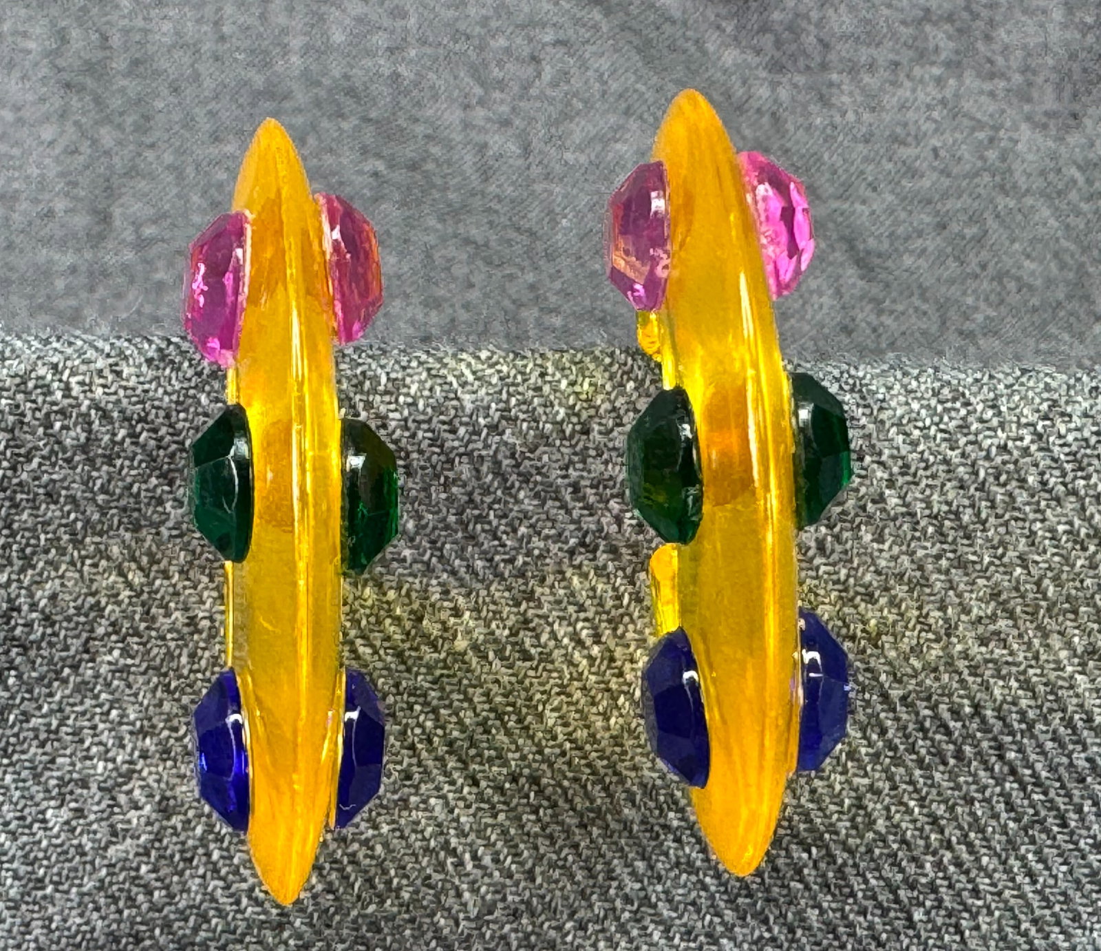 Vintage double sided jeweled juicy yellow lucite stud earrings: Vintage double sided jeweled juicy yellow lucite stud earrings. Unmarked. For measures please refer to the pictures taken with a measuring tape. Weight: 10 Grams. IN HOUSE FLAT SHIPPING & HANDLING COS