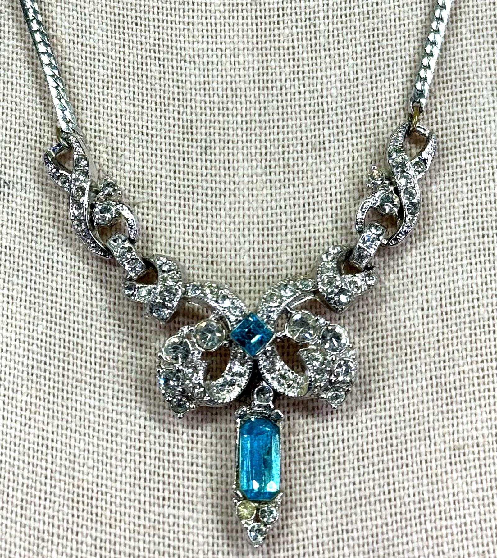 Vintage clear & turquoise crystals silvertone metal medallion with dangle collar necklace.: IN HOUSE FLAT SHIPPING & HANDLING COST WITHIN ALL THE U.S. : 7 To bypass LiveShipping, and use our In-House shipping service for 7 or shipping combined for multiple lots, please select “Arrange Your