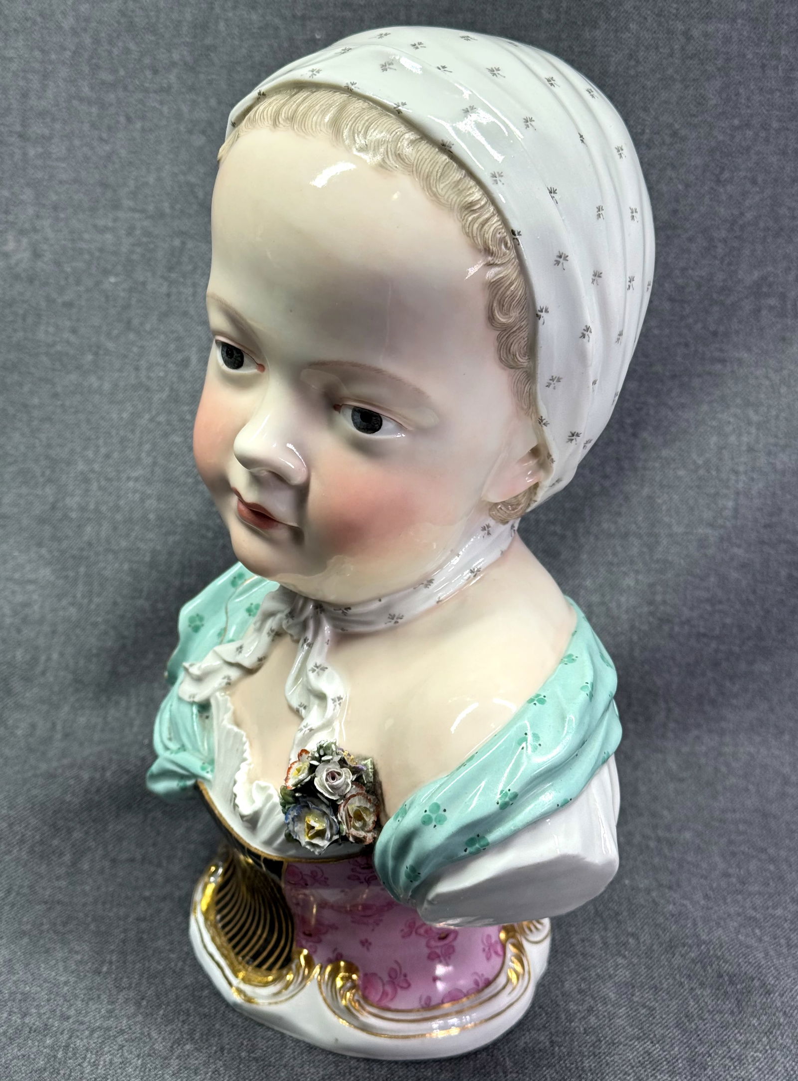 Meissen Porcelain bust of 'Princess Marie Zéphirine de Bourbon'. Late 19th C.: Meissen Porcelain bust of 'Princess Marie Zéphirine de Bourbon'. Late 19th C. Marked. For measures please refer to the pictures taken with a measuring tape. IN HOUSE FLAT SHIPPING & HANDLING COST WIT