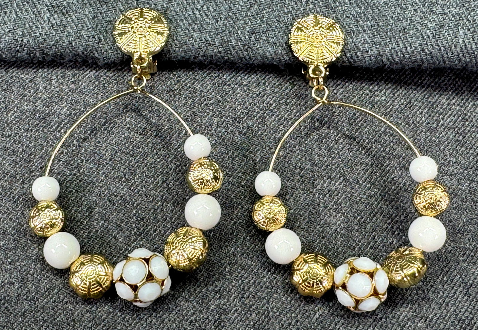 Vintage white crystals, plastic & gold-toned sliding beads hoop clip on earrings: Vintage white crystals, plastic & gold-toned sliding beads hoop clip on earrings. Unmarked. For measures please refer to the pictures taken with a measuring tape. Weight: 13 Grams IN HOUSE FLAT SHIPPI