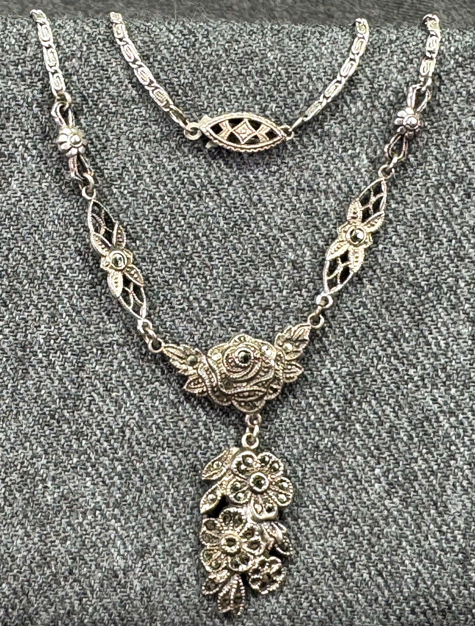 Antique art deco marcasite sterling silver medallions lariat necklace. *B: Antique art deco marcasite sterling silver floral medallions lariat necklace. Marked on each medallion and on the clasp. For measures please refer to the pictures taken with a measuring tape. Weight:
