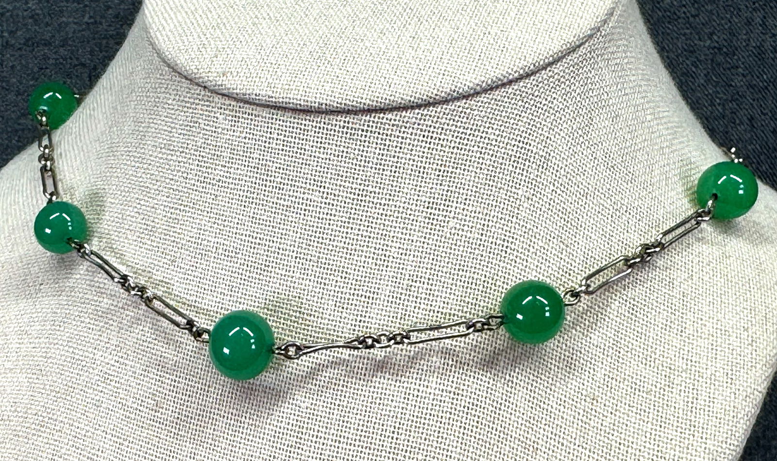 Antique Czech art deco glass beads silver-toned chain collar necklace: Antique Czech art deco chrysoprase color glass beads silver-toned chain collar necklace. Unmarked For measures please refer to the pictures taken with a measuring tape. Weight: 15 Grams. IN HOUSE FLAT