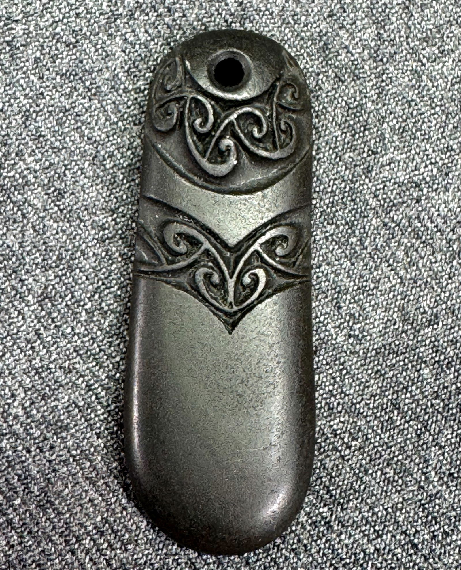 Vintage maori carved black stone pendant #B: Vintage maori carved black stone pendant. Unmarked. For measures please refer to the pictures taken with a measuring tape. Weight: 8 Grams. IN HOUSE FLAT SHIPPING & HANDLING COST WITHIN ALL THE U.S. :