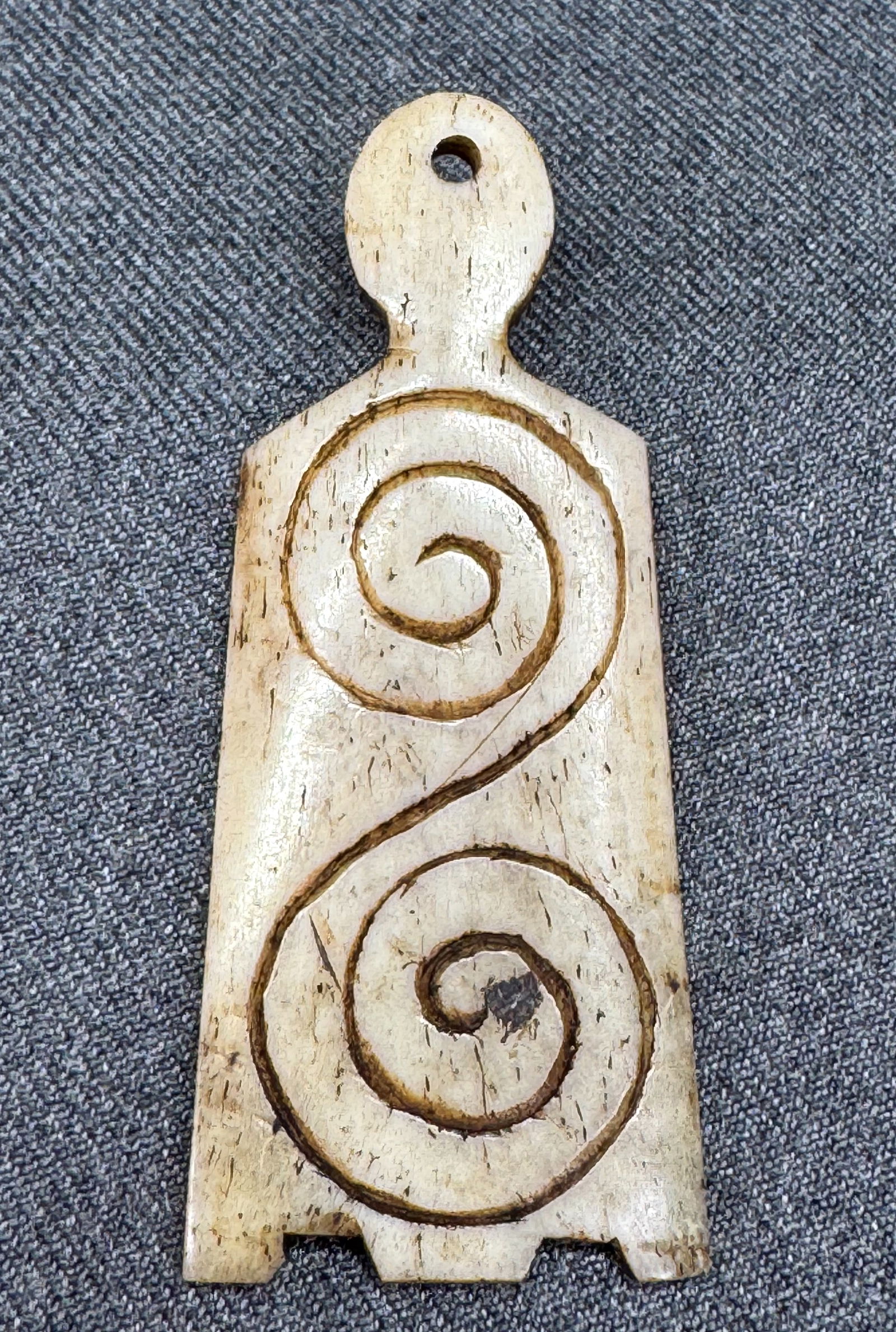 Vintage maori carved pendant #b: Vintage maori carved bone pendant. Unmarked. For measures please refer to the pictures taken with a measuring tape. Weight: 8 Grams. IN HOUSE FLAT SHIPPING & HANDLING COST WITHIN ALL THE U.S. : $7 To