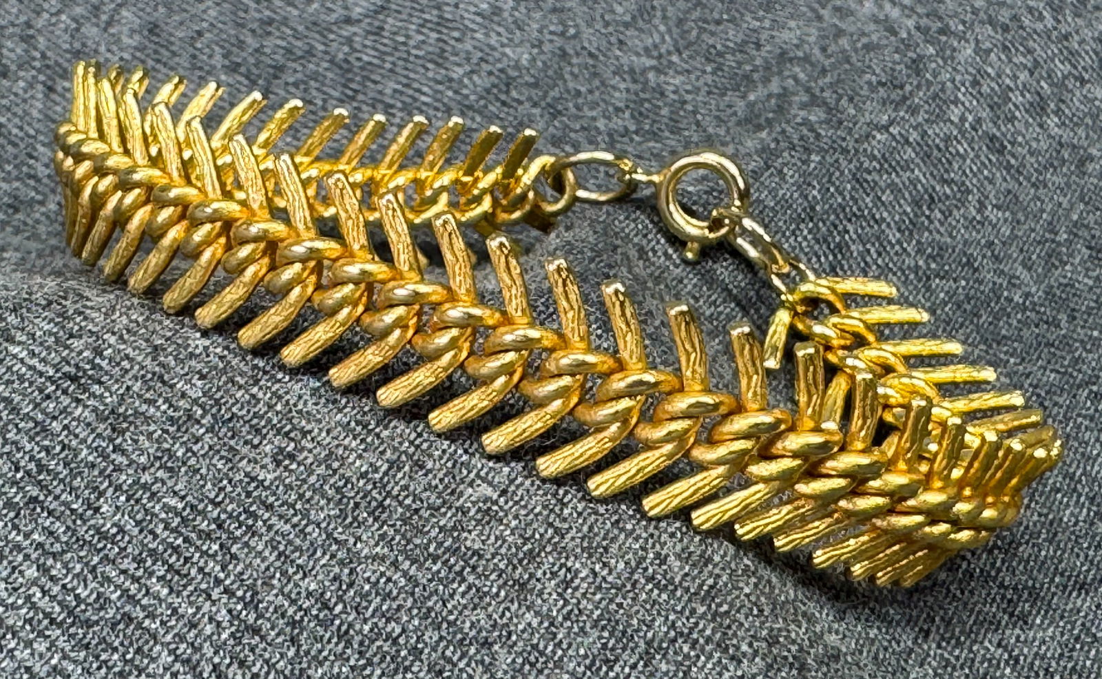 Vintage gold-toned metal fishbone chain necklace #b: Vintage gold-toned metal fishbone chain necklace. Unmarked. For measures please refer to the pictures taken with a measuring tape. Weight: 15 Grams. IN HOUSE FLAT SHIPPING & HANDLING COST WITHIN ALL T