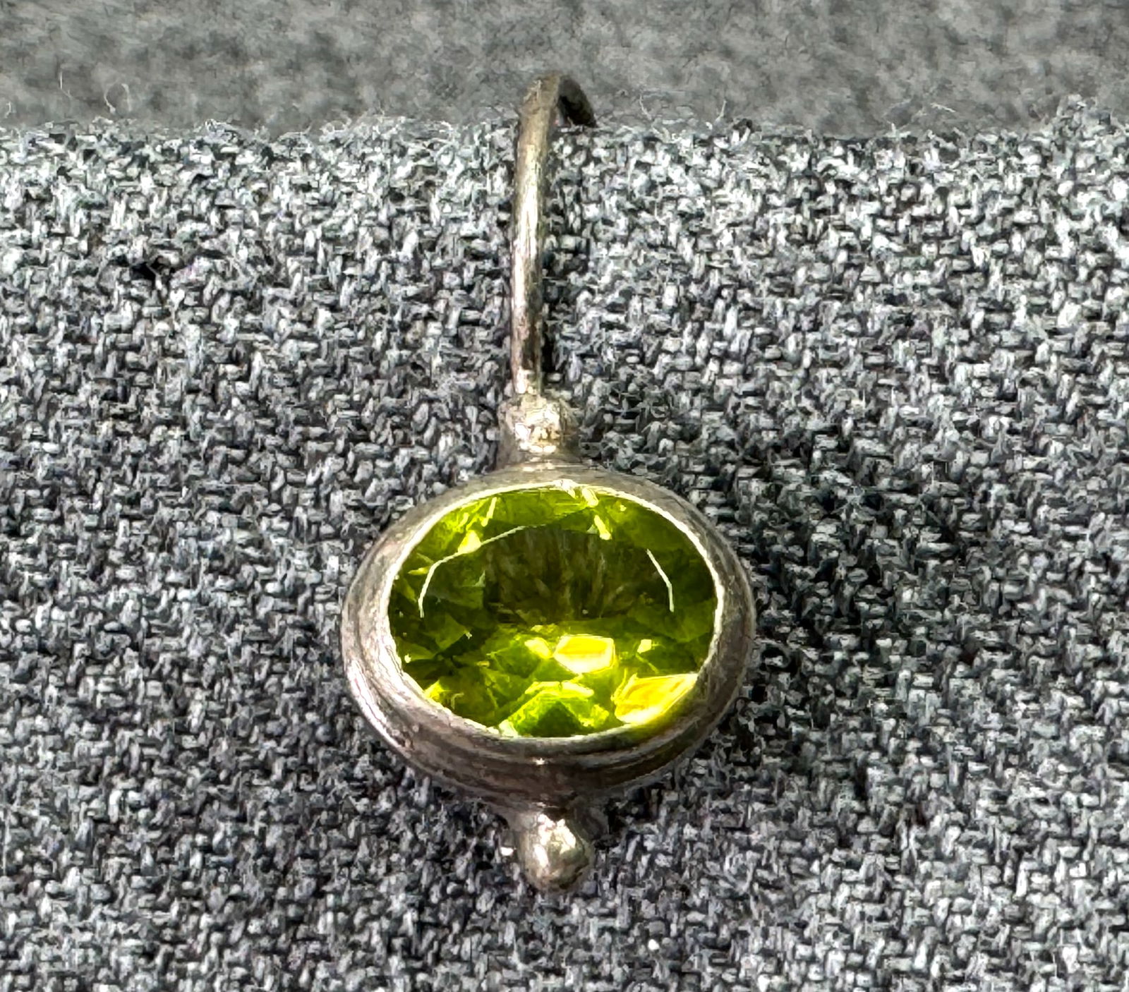 Vintage Sarda peridot sterling silver SOLO pieced earring. #B: Vintage Sarda peridot sterling silver SOLO pieced earring. Marked 925 and Sarda. < For measures please refer to the pictures taken with a measuring tape. Weight: 2.47 Grams. IN HOUSE FLAT SHIPPING & H