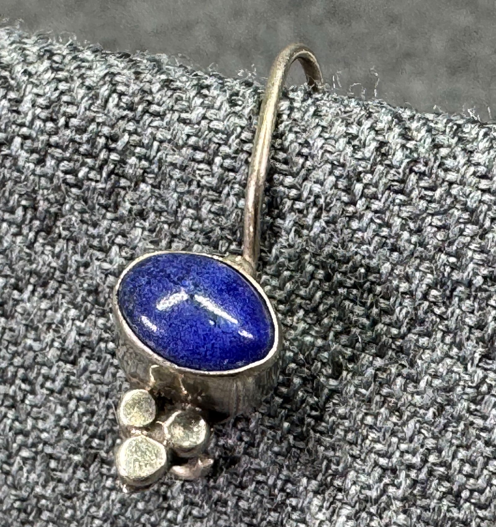 Vintage modernist style lapis lazuli sterling silver single pieced earring. #B: Vintage modernist style lapis lazuli sterling silver single pieced earring. Marked 925. < For measures please refer to the pictures taken with a measuring tape. Weight: 0.84 Grams. IN HOUSE FLAT SHIPP