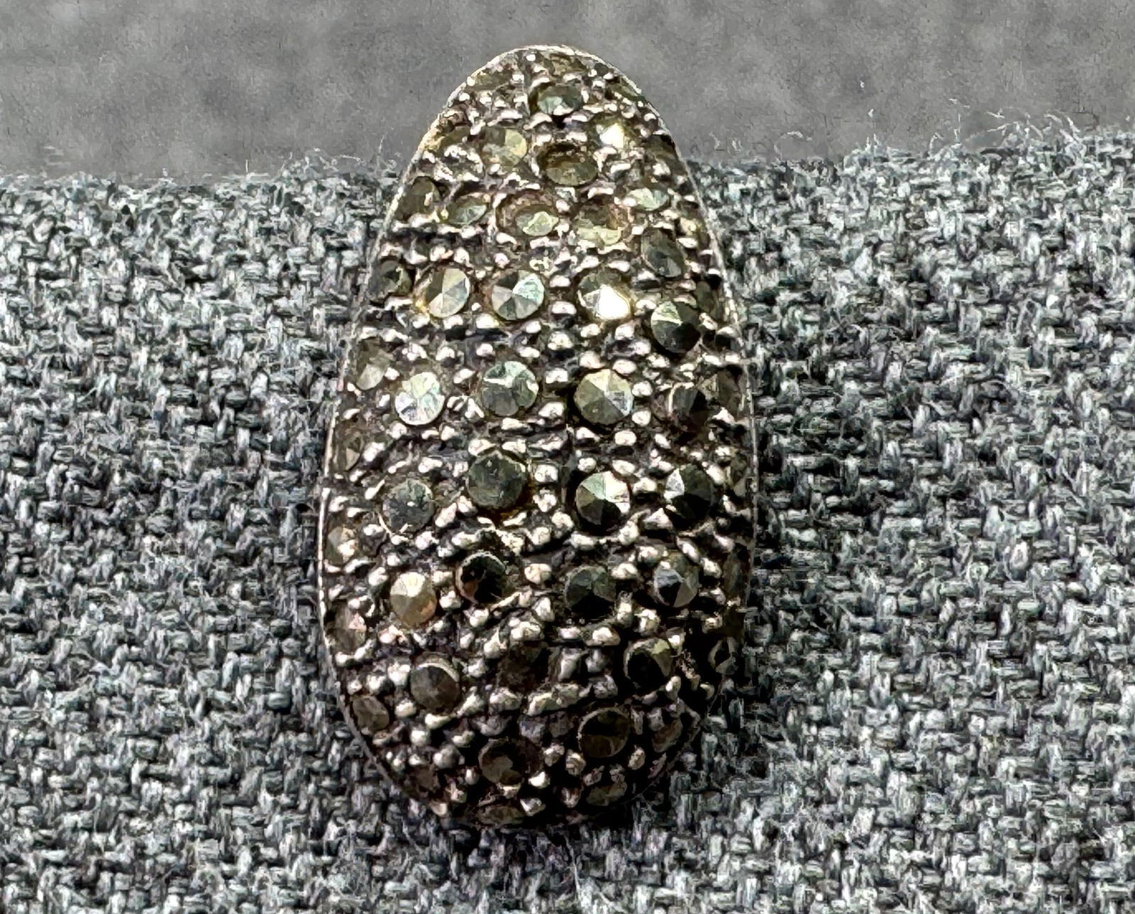 Vintage art deco style marcasites sterling silver single stud earring. #B: Vintage art deco style marcasites sterling silver single stud earring. Marked 925. < For measures please refer to the pictures taken with a measuring tape. Weight: 2.30 Grams. IN HOUSE FLAT SHIPPING &