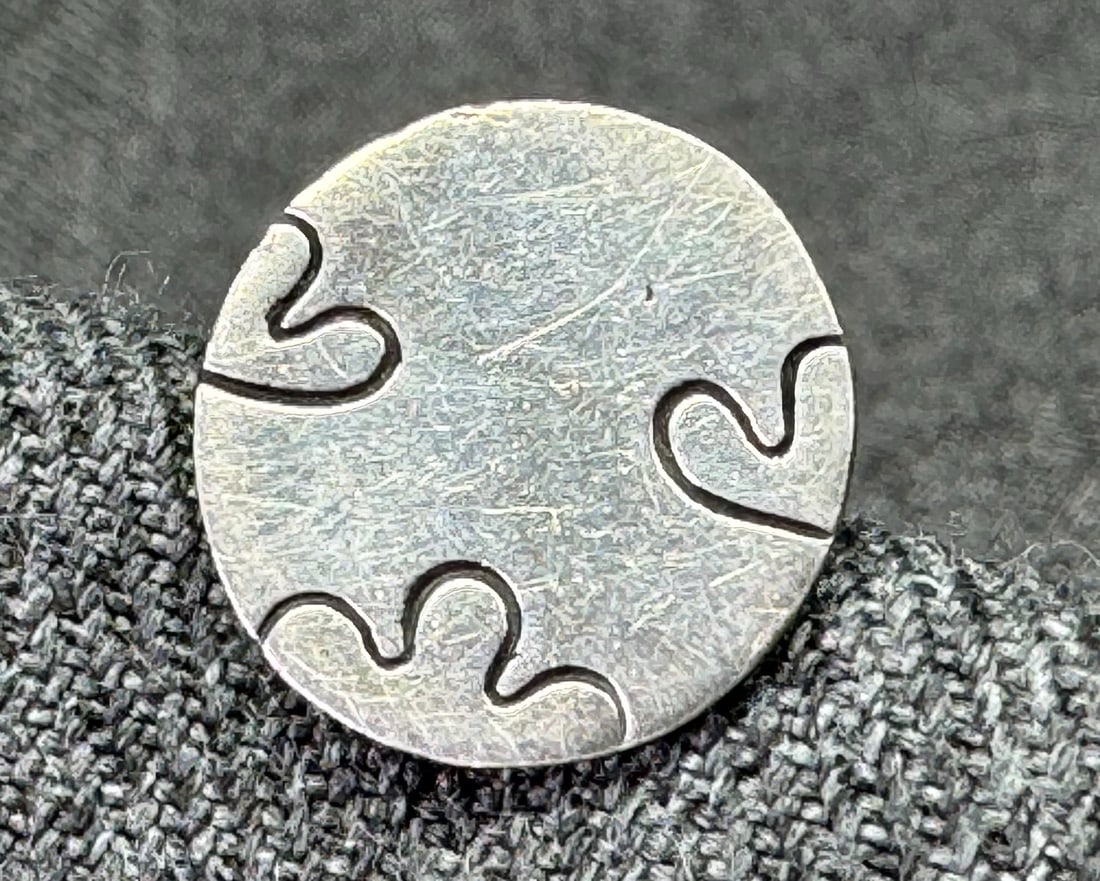 Vintage artsy hearts sterling silver single stud earring. #B: Vintage artsy hearts sterling silver single stud earring. . Marked silver. < For measures please refer to the pictures taken with a measuring tape. Weight: 1.62 Grams. IN HOUSE FLAT SHIPPING & HANDLIN