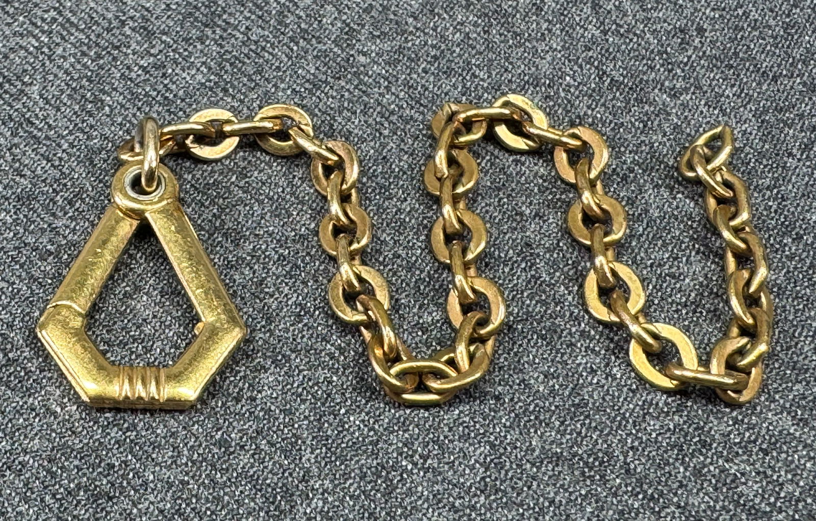 Vintage Kreisler gold-filled content .025 pocket watch chain piece. #B: Vintage Kreisler gold-filled content .025 pocket watch chain piece. Marked Kreisler Quality USA Gold Content .025. < For measures please refer to the pictures taken with a measuring tape. Weight: 7.46