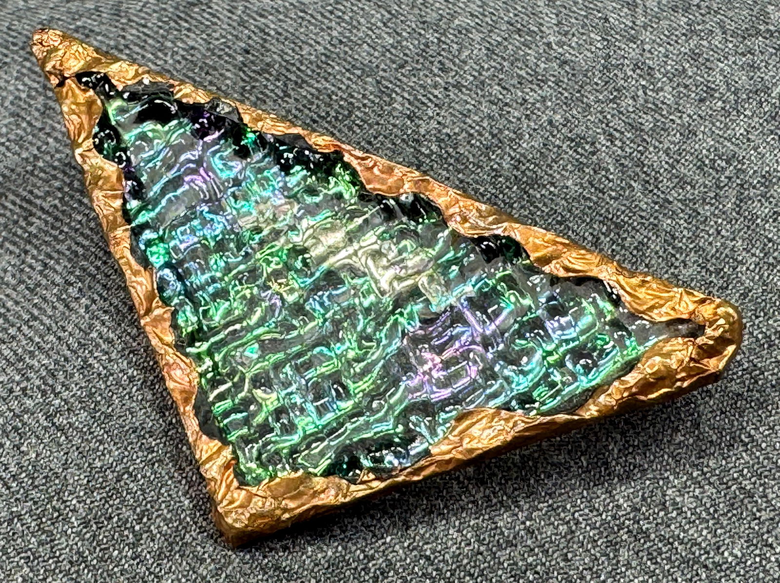 Vintage artsy wrapped metal rims greenish textured glass brooch pin. #B: Vintage artsy wrapped metal rims greenish textured glass brooch pin. Unmarked. < For measures please refer to the pictures taken with a measuring tape. Weight: 12 Grams. IN HOUSE FLAT SHIPPING & HANDL