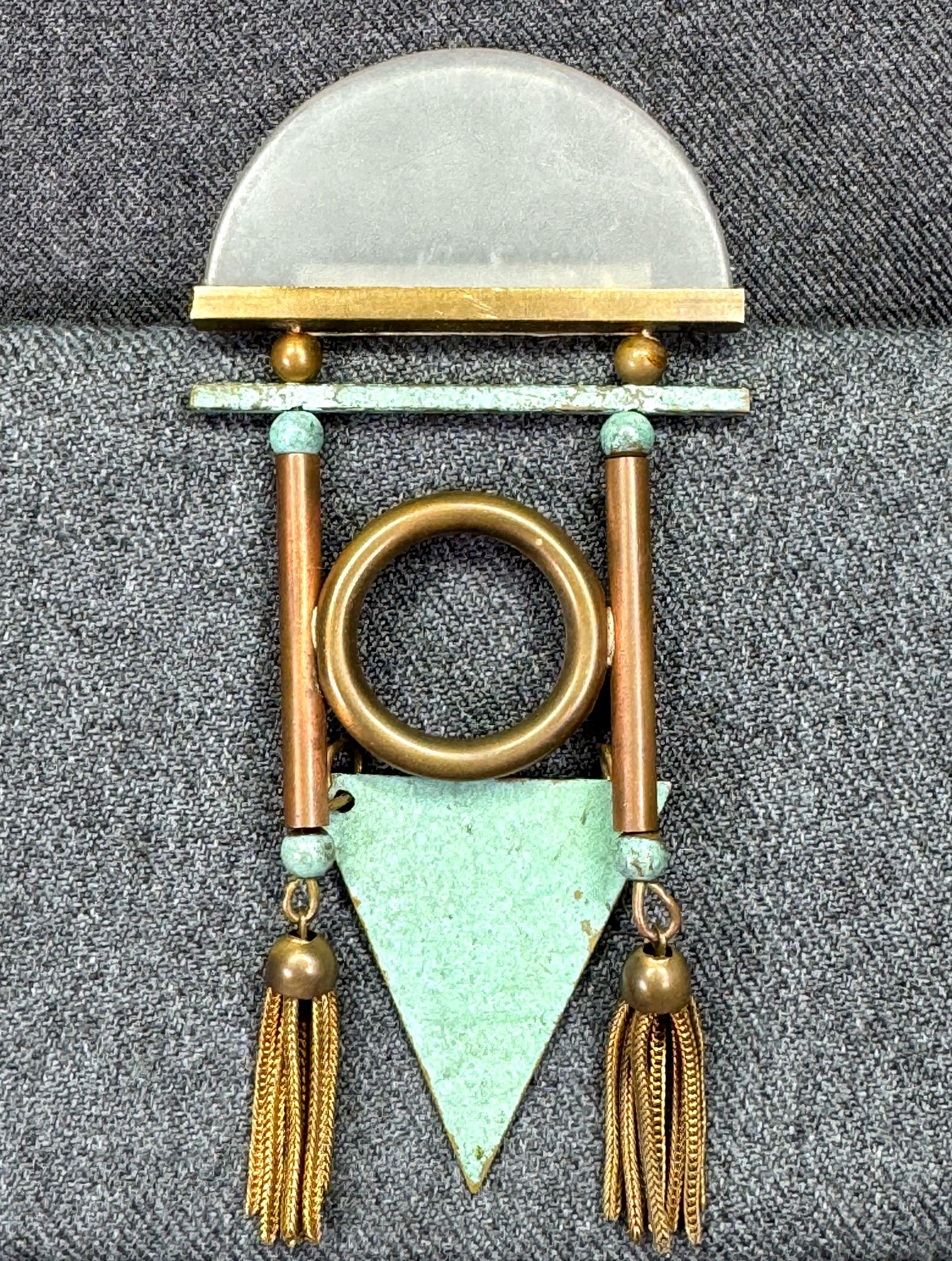 Vintage arsty machine age style lucite, metals brooch pin with tassels. #B: Vintage arsty machine age style lucite, metals brooch pin with tassels. Unmarked. < For measures please refer to the pictures taken with a measuring tape. Weight: 20 Grams. IN HOUSE FLAT SHIPPING & HA