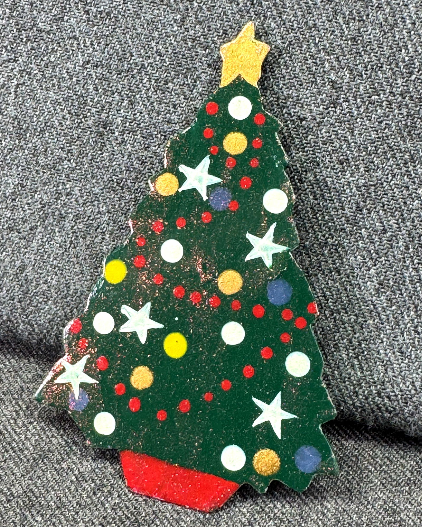 Vintage glitter & enameled metal Christmas tree brooch pin. #B: Vintage glitter & enameled metal Christmas tree brooch pin. Unmarked. < For measures please refer to the pictures taken with a measuring tape. Weight: 12 Grams. IN HOUSE FLAT SHIPPING & HANDLING COST