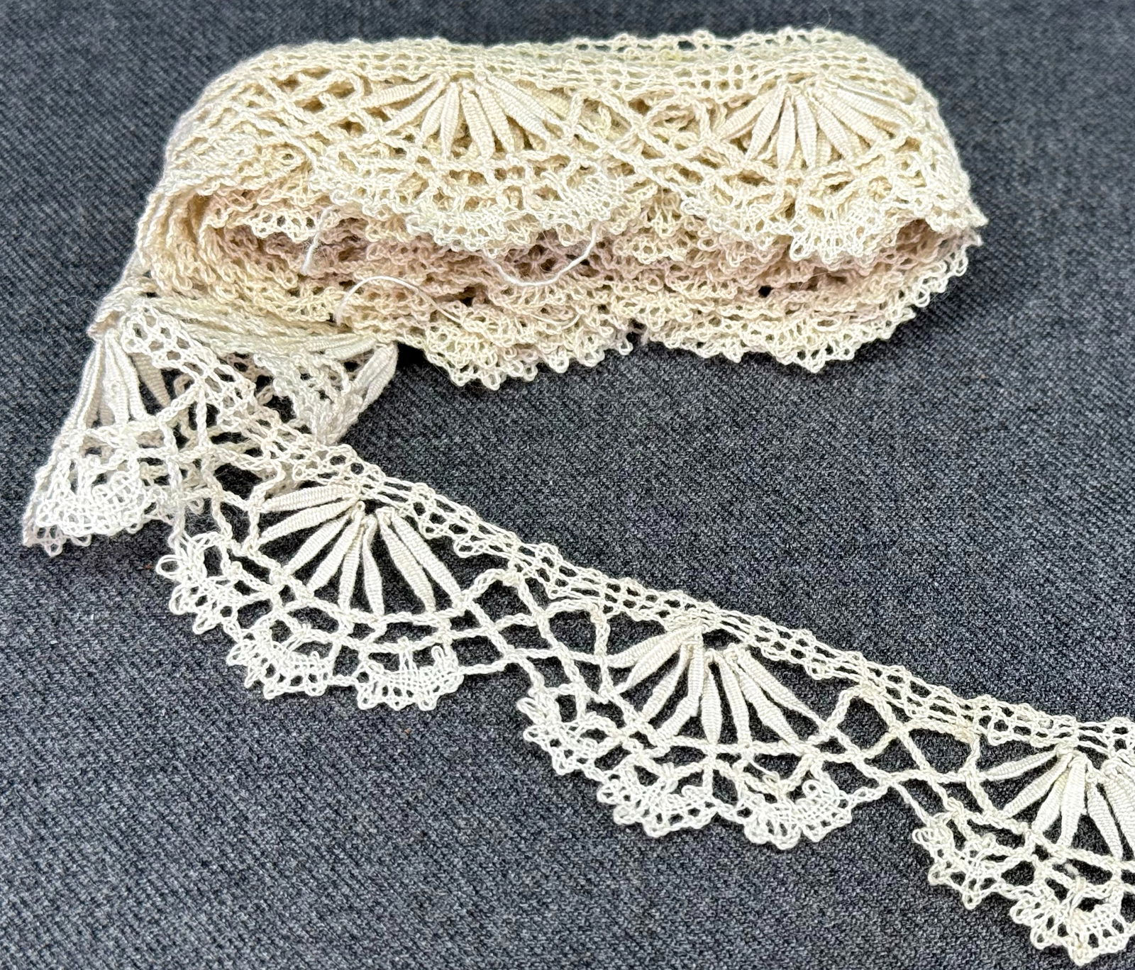 Vintage bobbin lace trim. 1 3/4 yards. Unused #B (1 of 4)