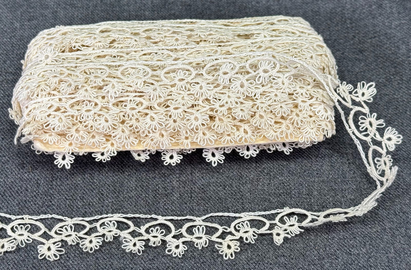 Vintage tatting lace trim. 8 1/2 yards. Unused #B: Vintage tatting lace trim. 8 1/2 yards in 2 pieces. Unused < For measures please refer to the pictures taken with a measuring tape. Weight: 12 Grams. IN HOUSE FLAT SHIPPING & HANDLING COST WITHIN ALL