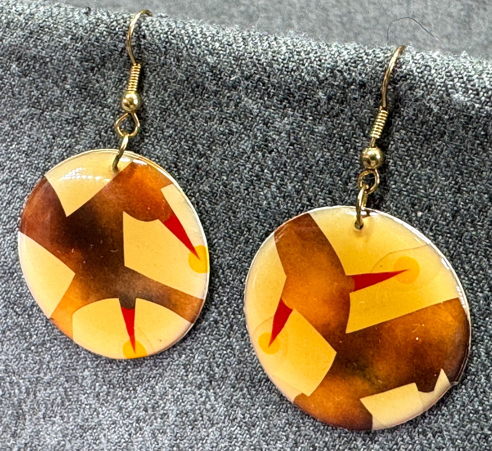 Vintage artsy Rodney Comins resin coating hook earrings #B: Vintage artsy Rodney Comins Shorewoods Winsconsin resin coating hook earrings < For measures please refer to the pictures taken with a measuring tape. Weight: 5 Grams. IN HOUSE FLAT SHIPPING & HANDLIN