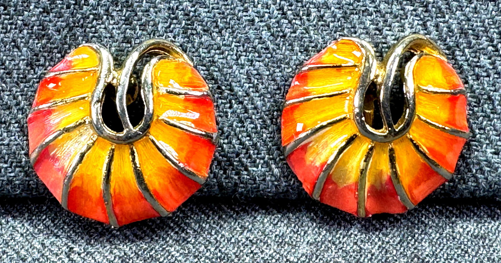 Vintage orangine enamel gold-toned clip earrings. #B: Vintage orangine enamel gold-toned clip earrings. Unmarked. < For measures please refer to the pictures taken with a measuring tape. Weight: 11 Grams. IN HOUSE FLAT SHIPPING & HANDLING COST WITHIN ALL