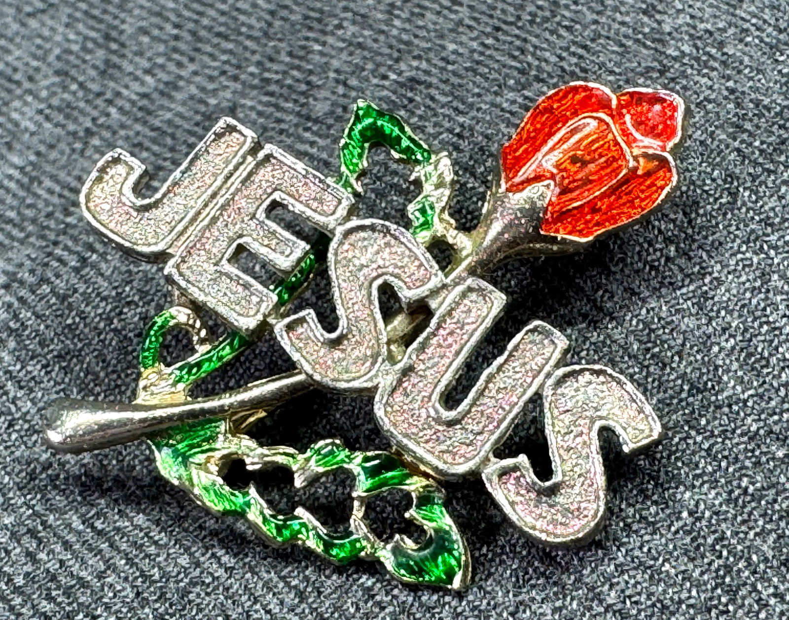 Vintage Jesus red rose gold-toned brooch pin. #B: Vintage Jesus red rose gold-toned brooch pin. Unmarked. < For measures please refer to the pictures taken with a measuring tape. Weight: 8 Grams. IN HOUSE FLAT SHIPPING & HANDLING COST WITHIN ALL THE