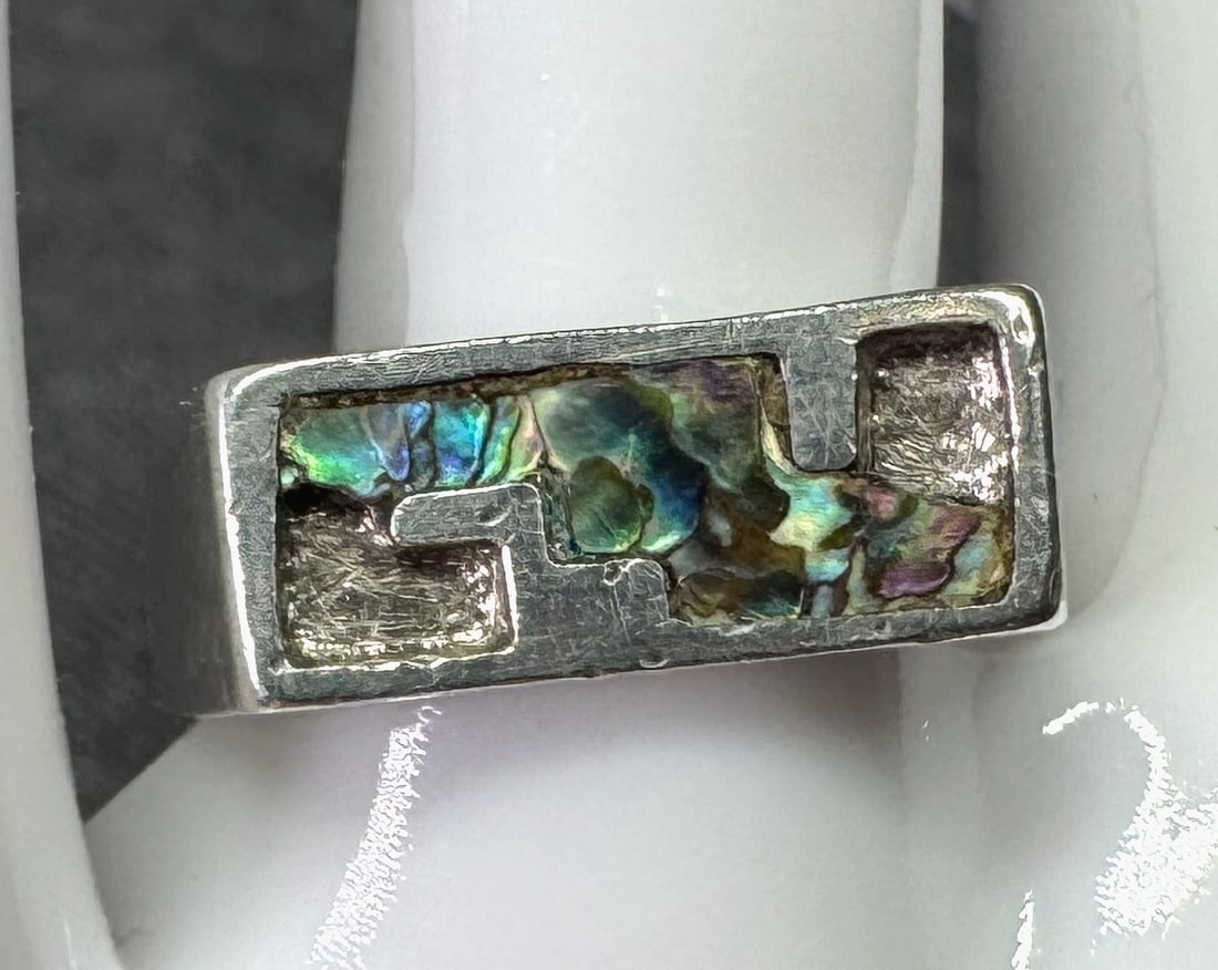 Vintage AMM Mexico abalone inlay sterling silver ring. #B: Vintage AMM Mexico abalone inlay sterling silver ring. Marked. < For measures please refer to the pictures taken with a measuring tape. Weight: 4.11 Grams. IN HOUSE FLAT SHIPPING & HANDLING COST WITHI