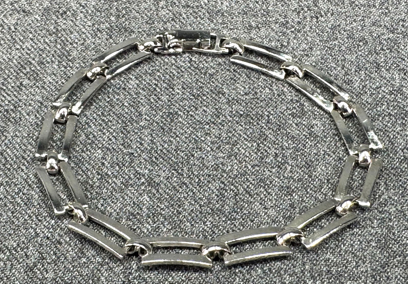 Vintage WRE Sterling silver rectangle links bracelet. #B: Vintage WRE Sterling silver rectangle links bracelet. Marked. < For measures please refer to the pictures taken with a measuring tape. Weight: 6.75 Grams. IN HOUSE FLAT SHIPPING & HANDLING COST WITHIN