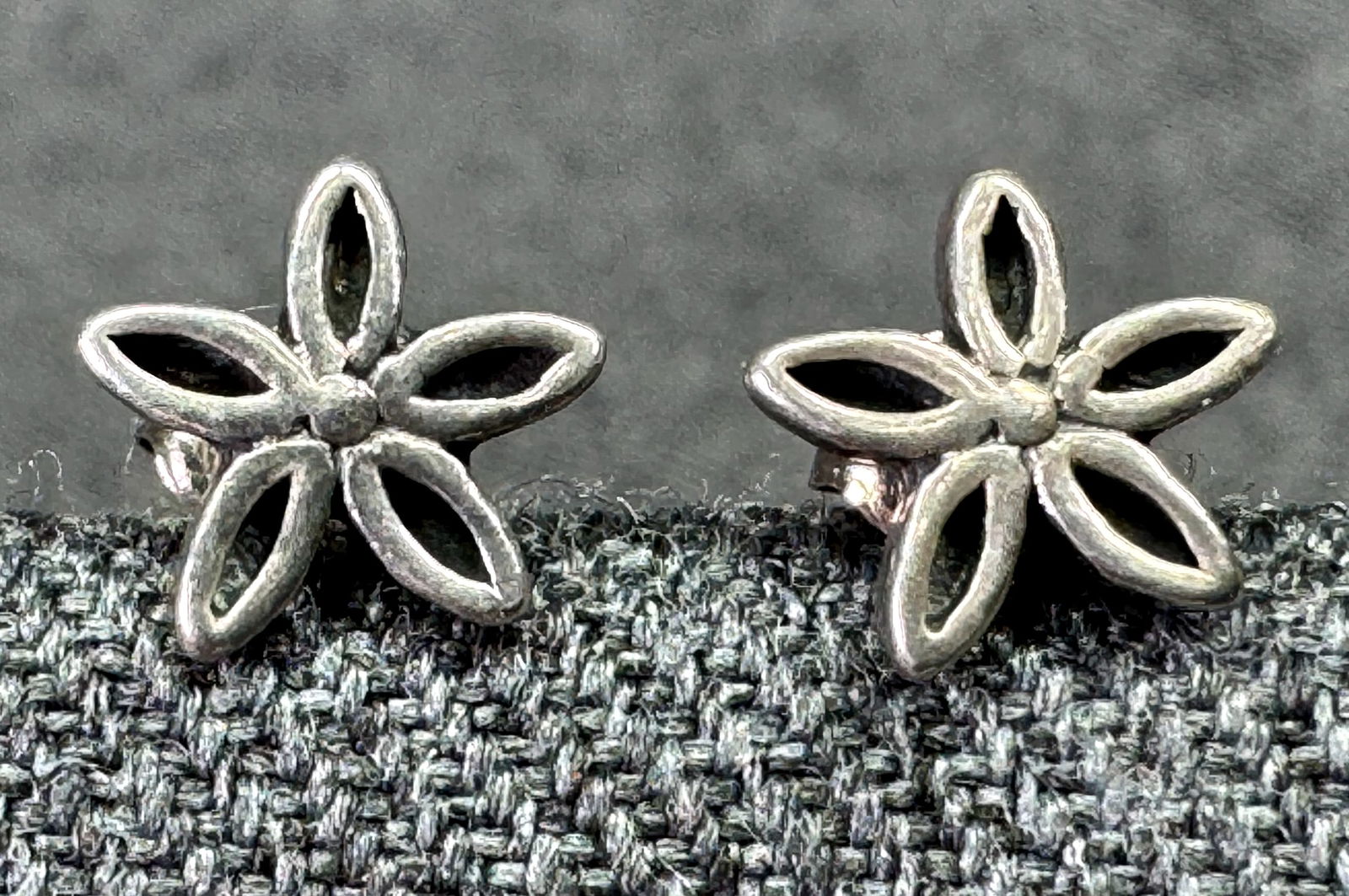 Vintage black accents sterling silver flower mini stud earrings. #B: Vintage black accents sterling silver flower mini stud earrings. Marked 925. For measures please refer to the pictures taken with a measuring tape. Weight: 0.84 Grams. IN HOUSE FLAT SHIPPING & HANDLIN