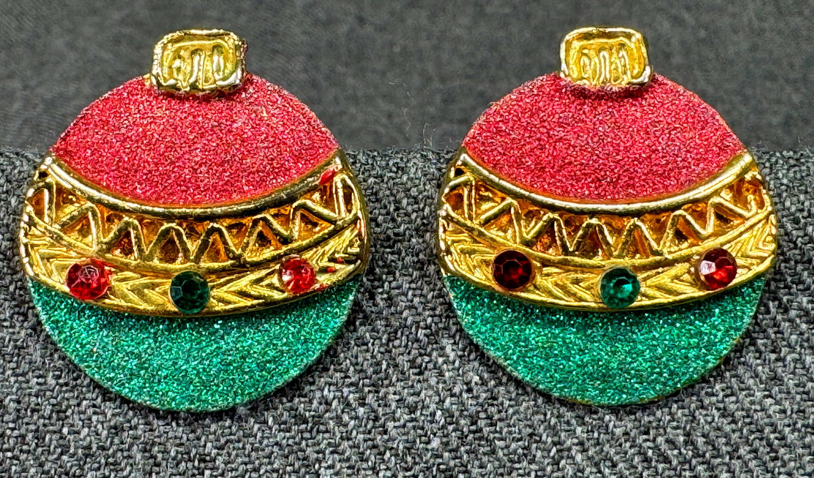 Vintage crystals glitter gold-toned Christmas ornament stud earrings. #B: Vintage crystals glitter gold-toned Christmas ornament stud earrings. Unmarked. For measures please refer to the pictures taken with a measuring tape. Weight: 18 Grams. IN HOUSE FLAT SHIPPING & HANDLI