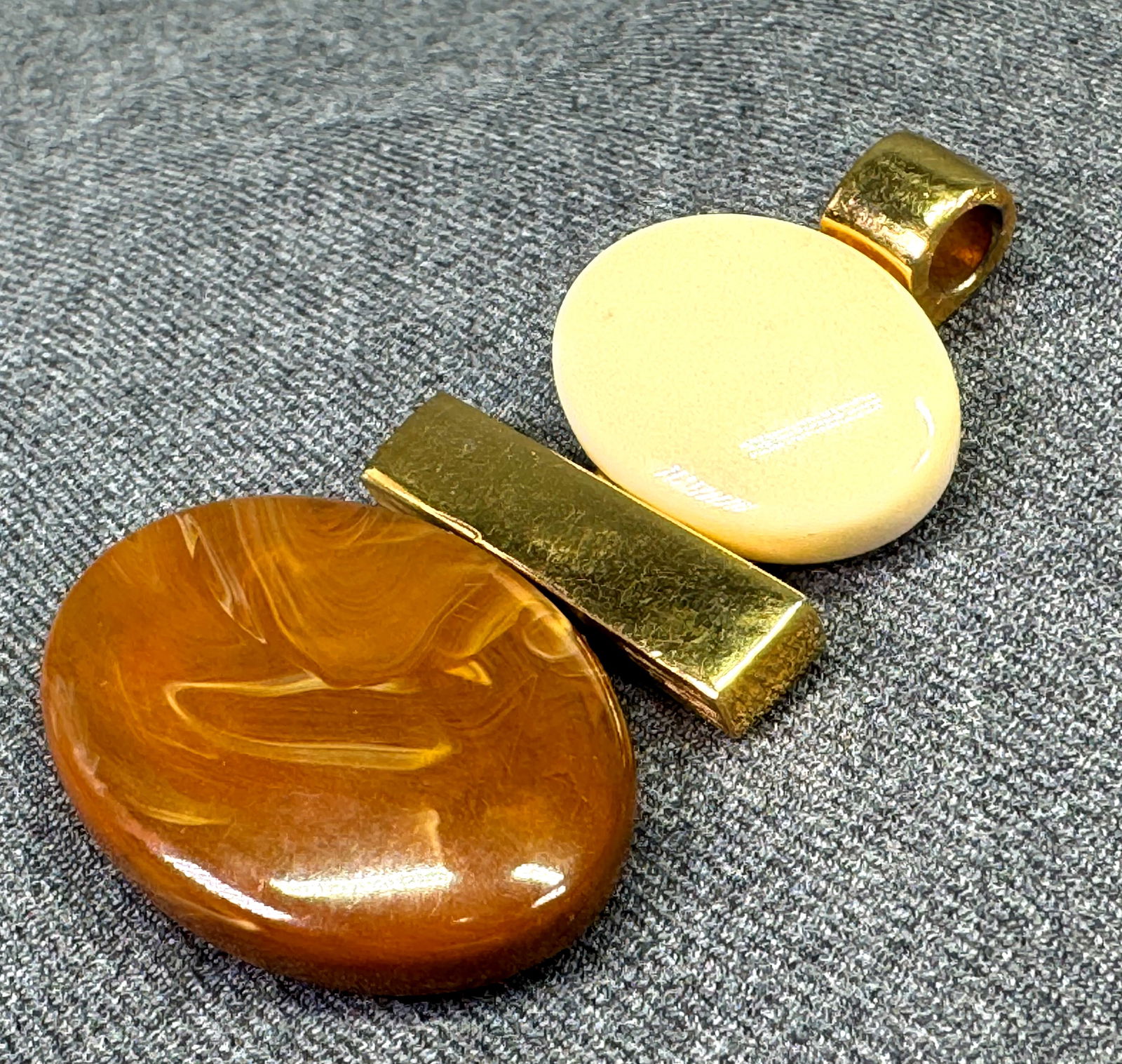 Vintage Avon "Polished Ovals" gold-toned acrylic pendant. #B: Vintage Avon "Polished Ovals" gold-toned acrylic pendant. Marked. For measures please refer to the pictures taken with a measuring tape. Weight: 25 Grams. IN HOUSE FLAT SHIPPING & HANDLING COST WITHIN