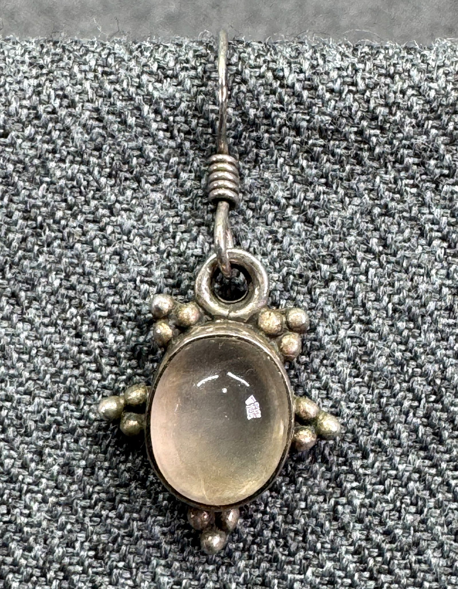 Vintage quartz cab sterling silver v hook earring. #B: Vintage quartz cab sterling silver single hook earring. Marked 925 . For measures please refer to the pictures taken with a measuring tape. Weight: 2.30 Grams. IN HOUSE FLAT SHIPPING & HANDLING COST W