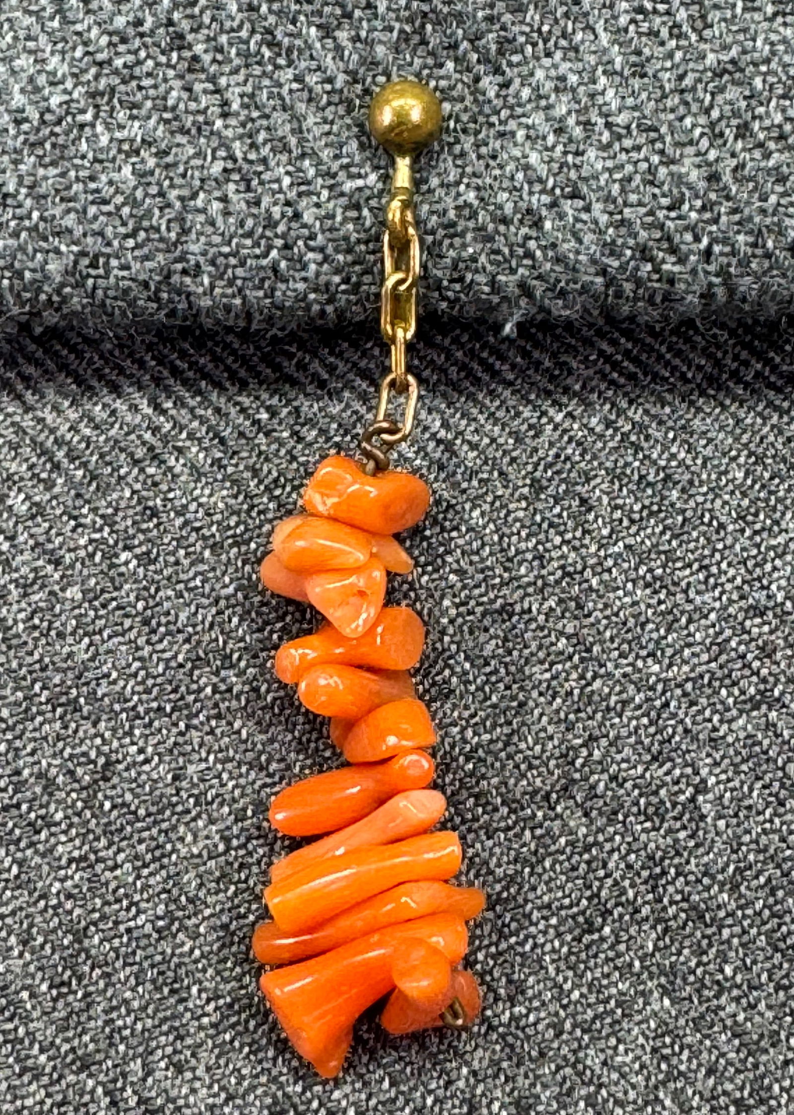 Vintage coral branch beads gold-toned single screw back earring. #B: Vintage coral branch beads gold-toned single screw back earring. Unmarked. For measures please refer to the pictures taken with a measuring tape. Weight: 2 Grams. IN HOUSE FLAT SHIPPING & HANDLING COS