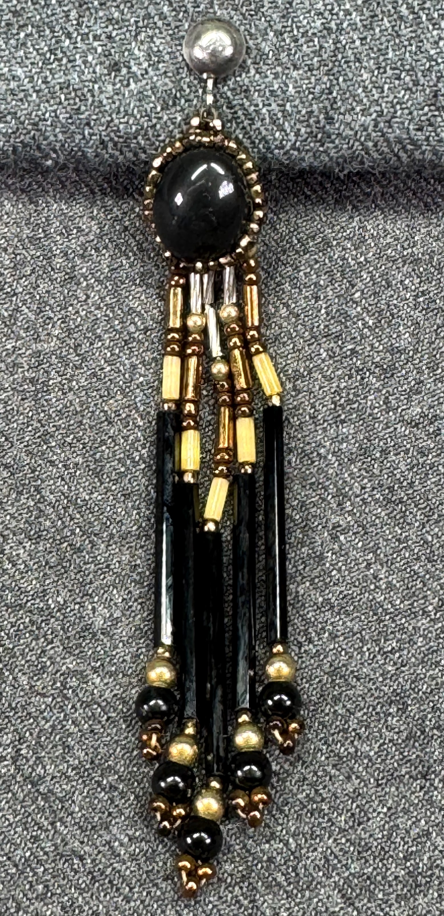 Vintage Native American glass & liquid silver single sterling clip earring. #B: Vintage Native American glass & liquid silver single sterling clip earring. Marked. For measures please refer to the pictures taken with a measuring tape. Weight: 5 Grams. IN HOUSE FLAT SHIPPING & HAN